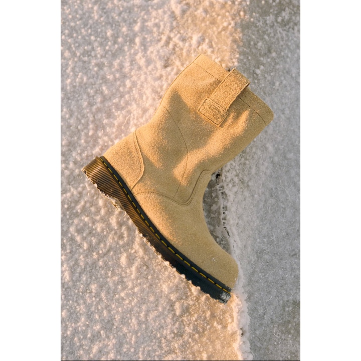 Dr. Martens x Stussy 2295 Decon Black Wanama Leather Boots Black, Dr. Martens x Stussy 2295 Decon Sand Hairy Suede Boots Tan 착용 스타일 - 2