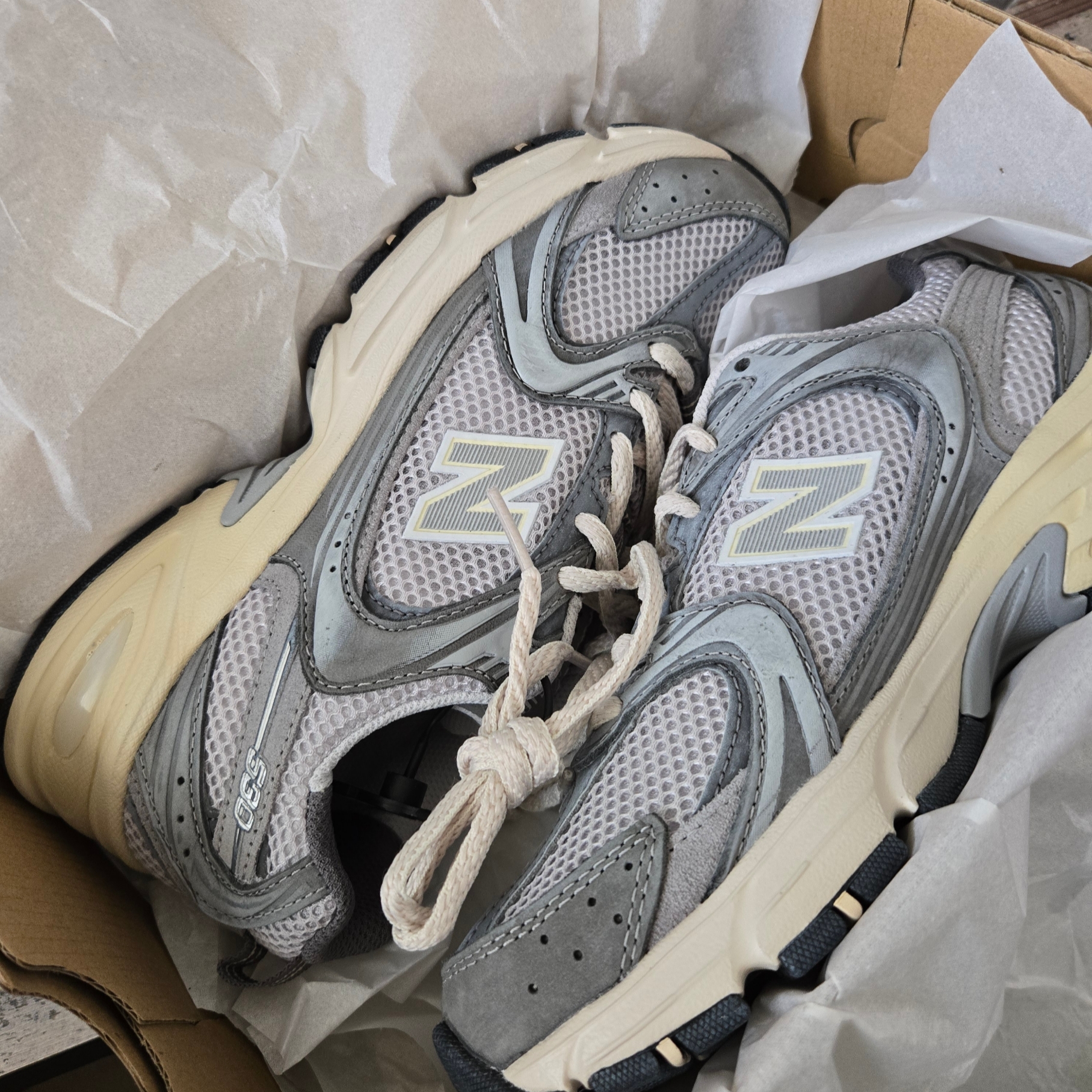 New Balance 530 Premium Vintage Grey Matter 착용 스타일