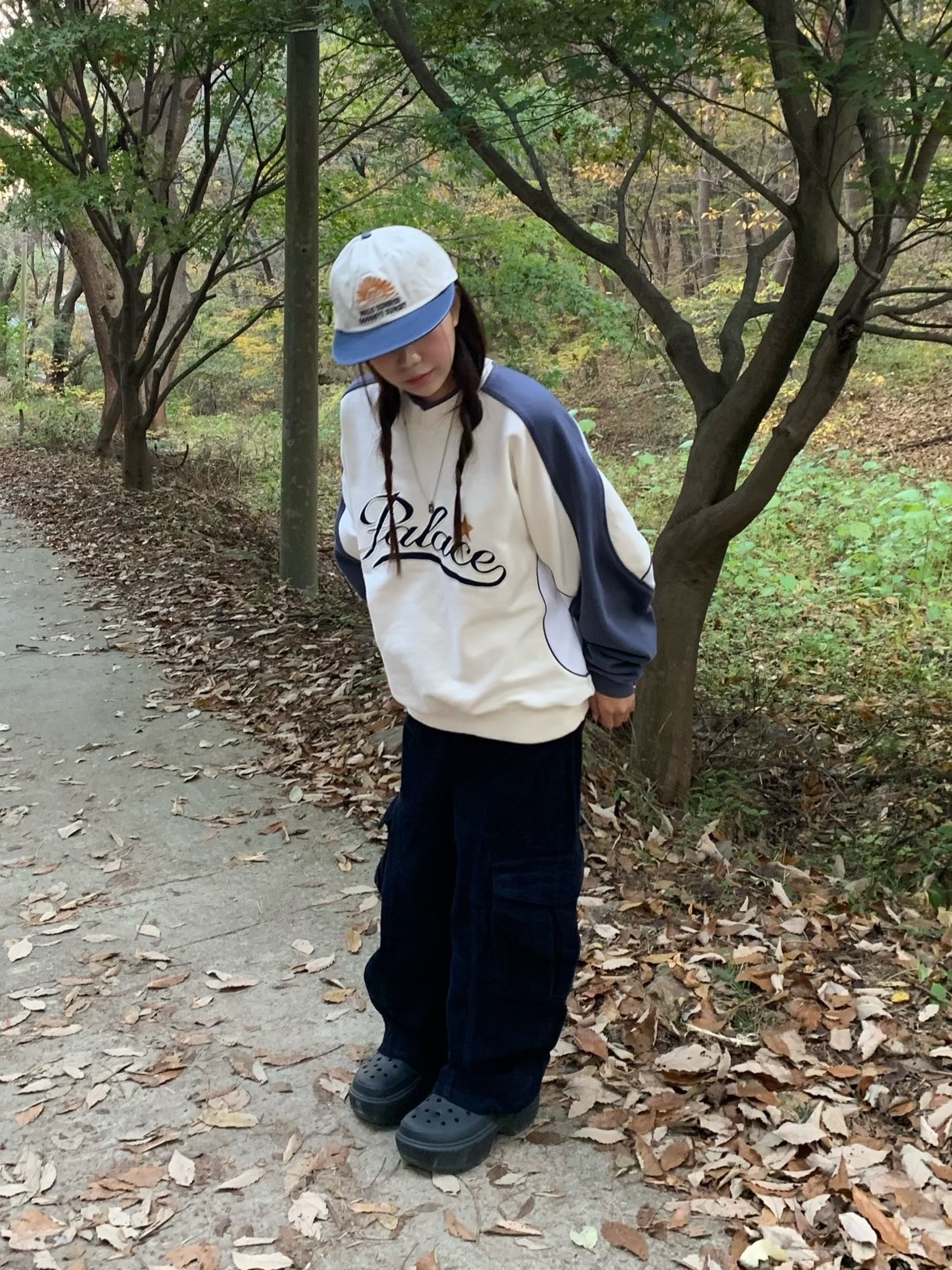 Hello Sunrise 90s Logo 6Panel Cap Beige & Navy, Crocs Stomp Clog Black 착용 스타일 - 3