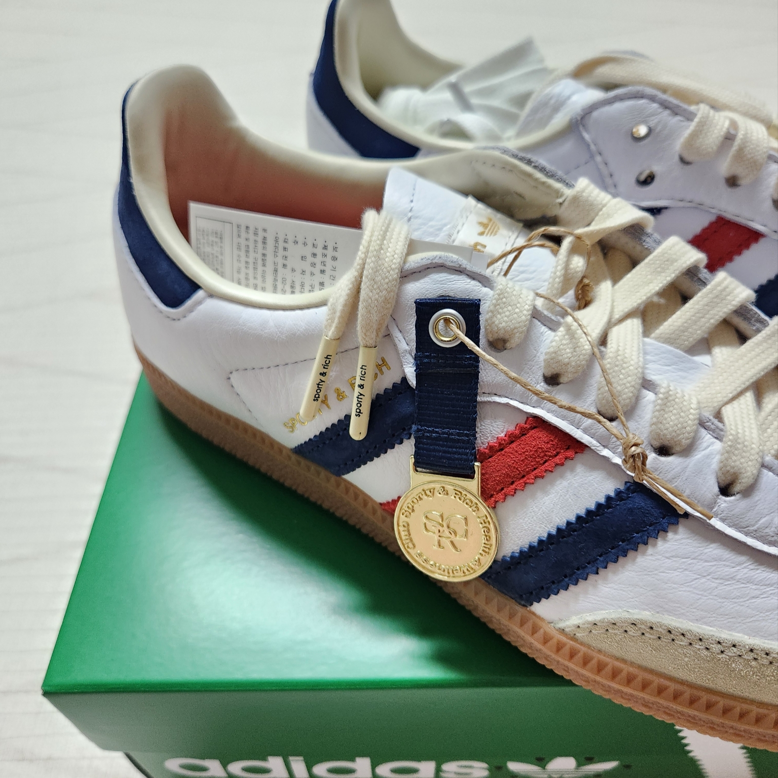 Adidas x Sporty & Rich Samba OG Cloud White Night Indigo 착용 스타일 - 3