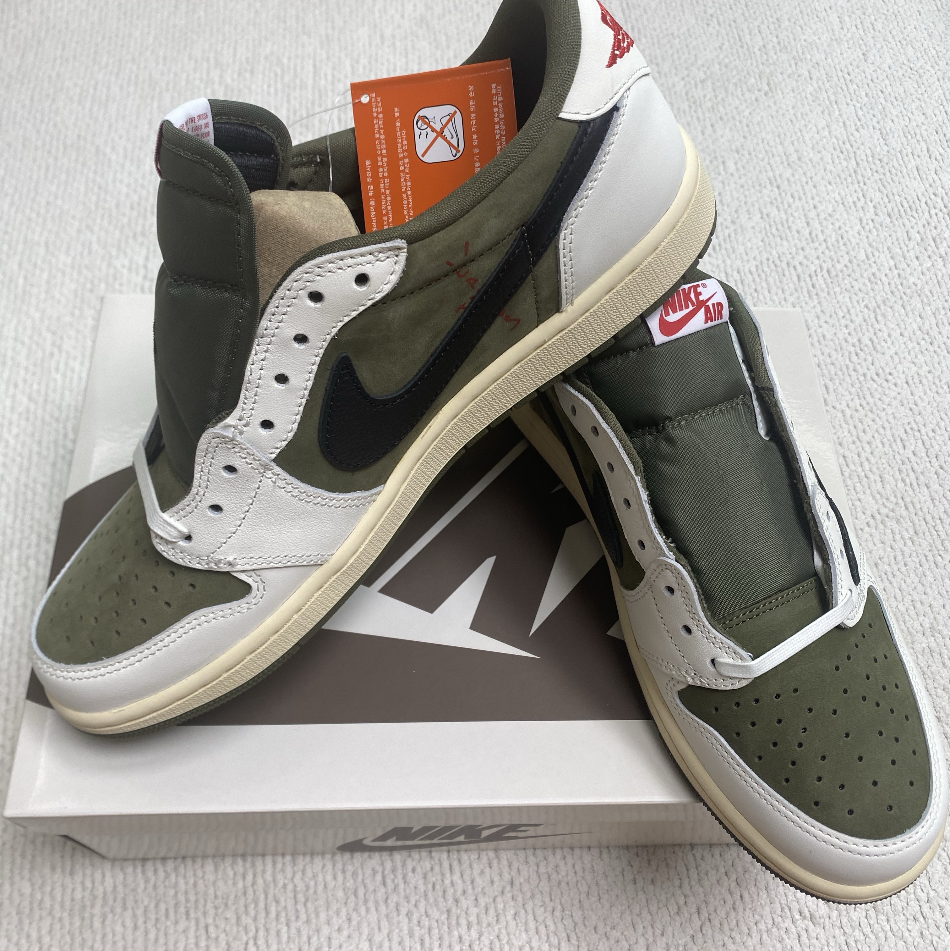 Jordan 1 x Travis Scott Retro Low OG SP Reverse Olive 착용 스타일 - 2