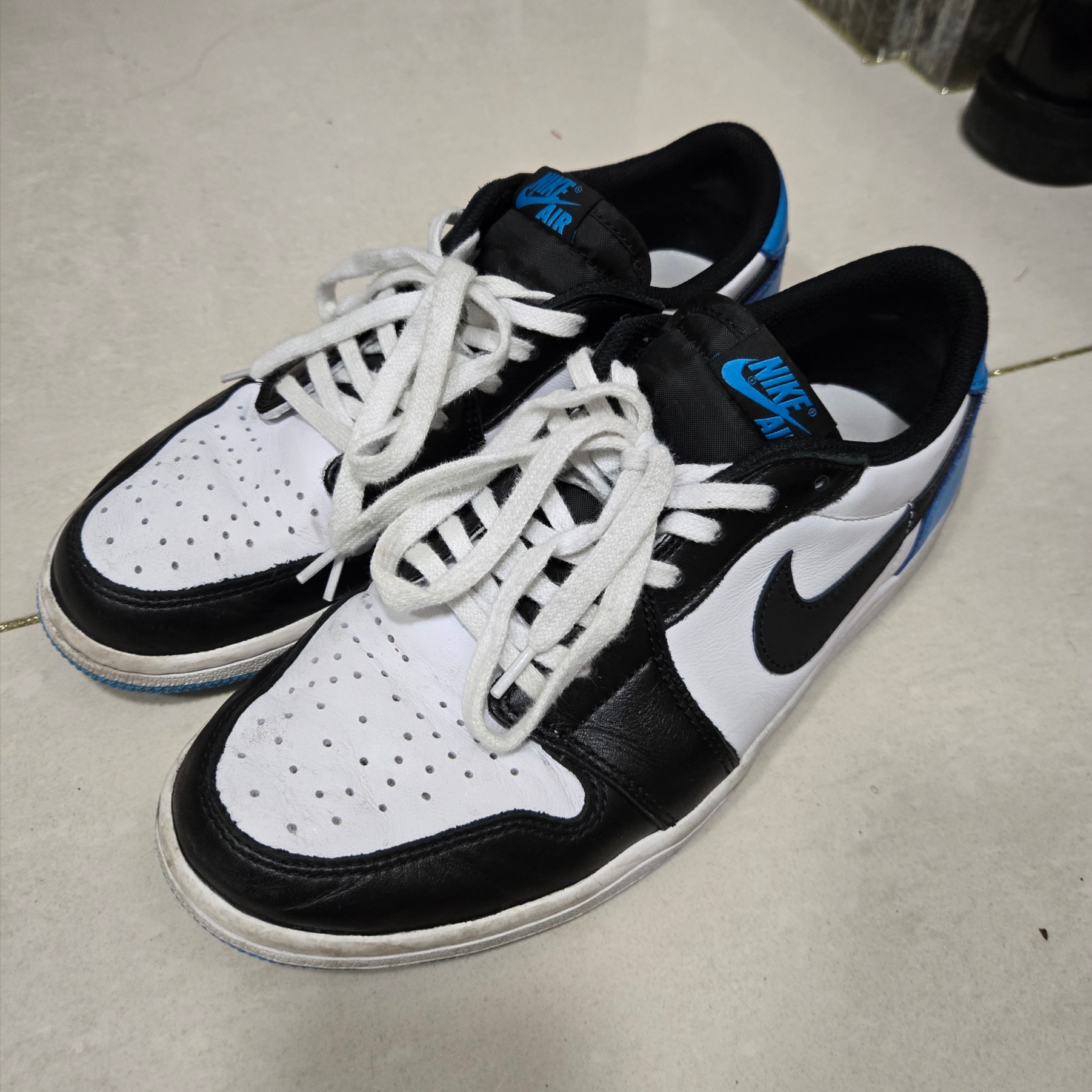 Jordan 1 Retro Low OG Black and Dark Powder Blue 착용 스타일