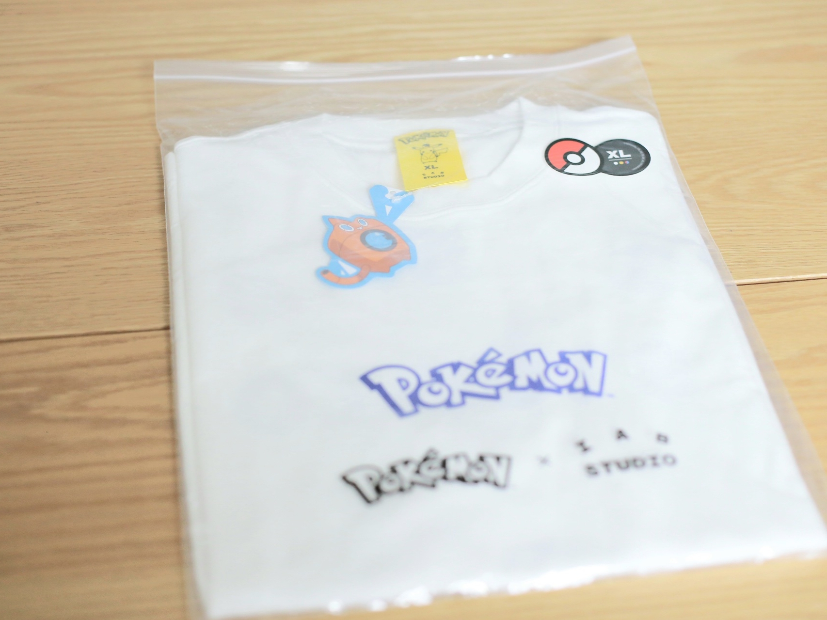IAB Studio x Pokemon Pikachu T-Shirt White Navy 착용 스타일 - 1