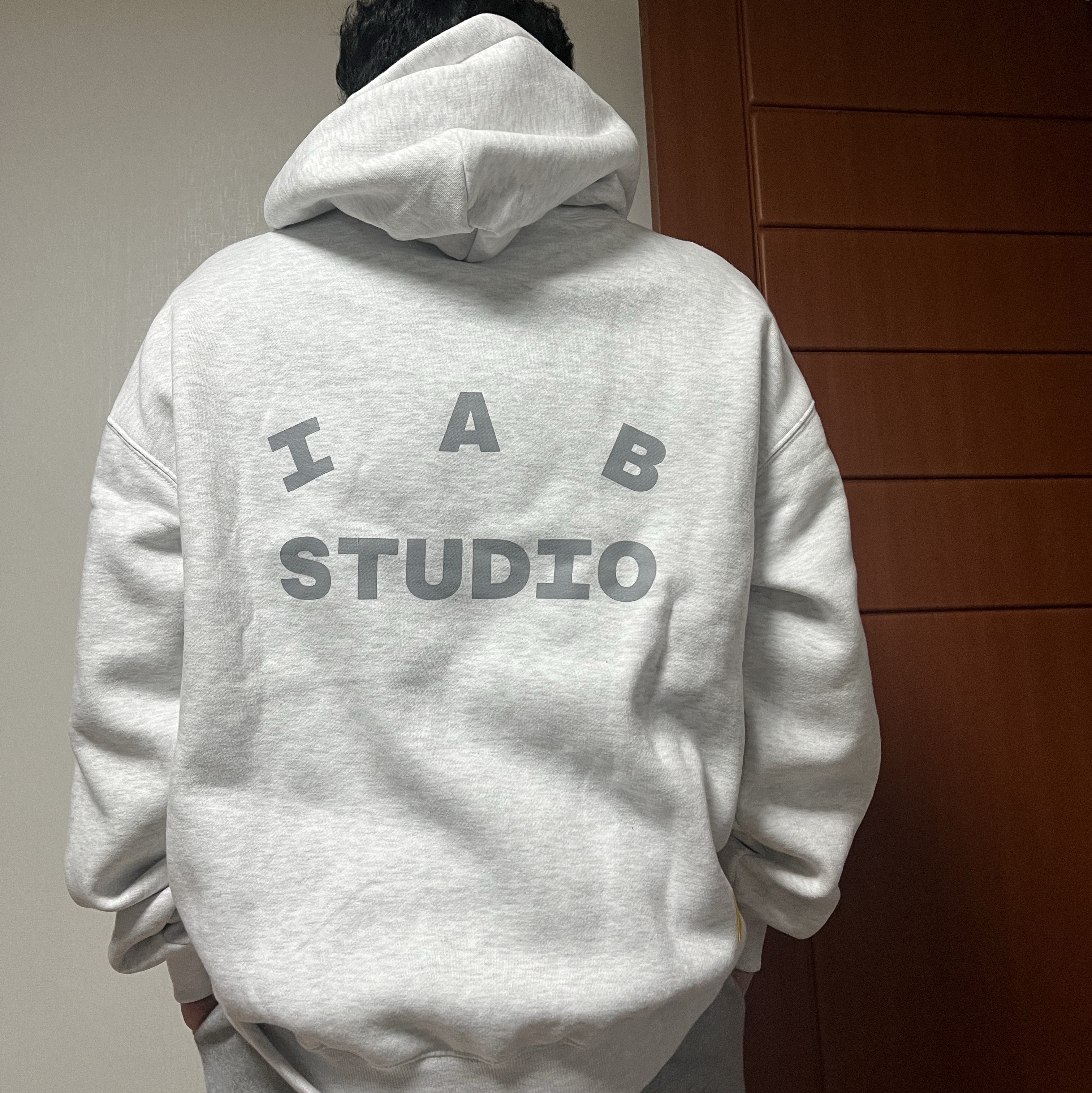IAB Studio Hoodie Light Gray 착용 스타일