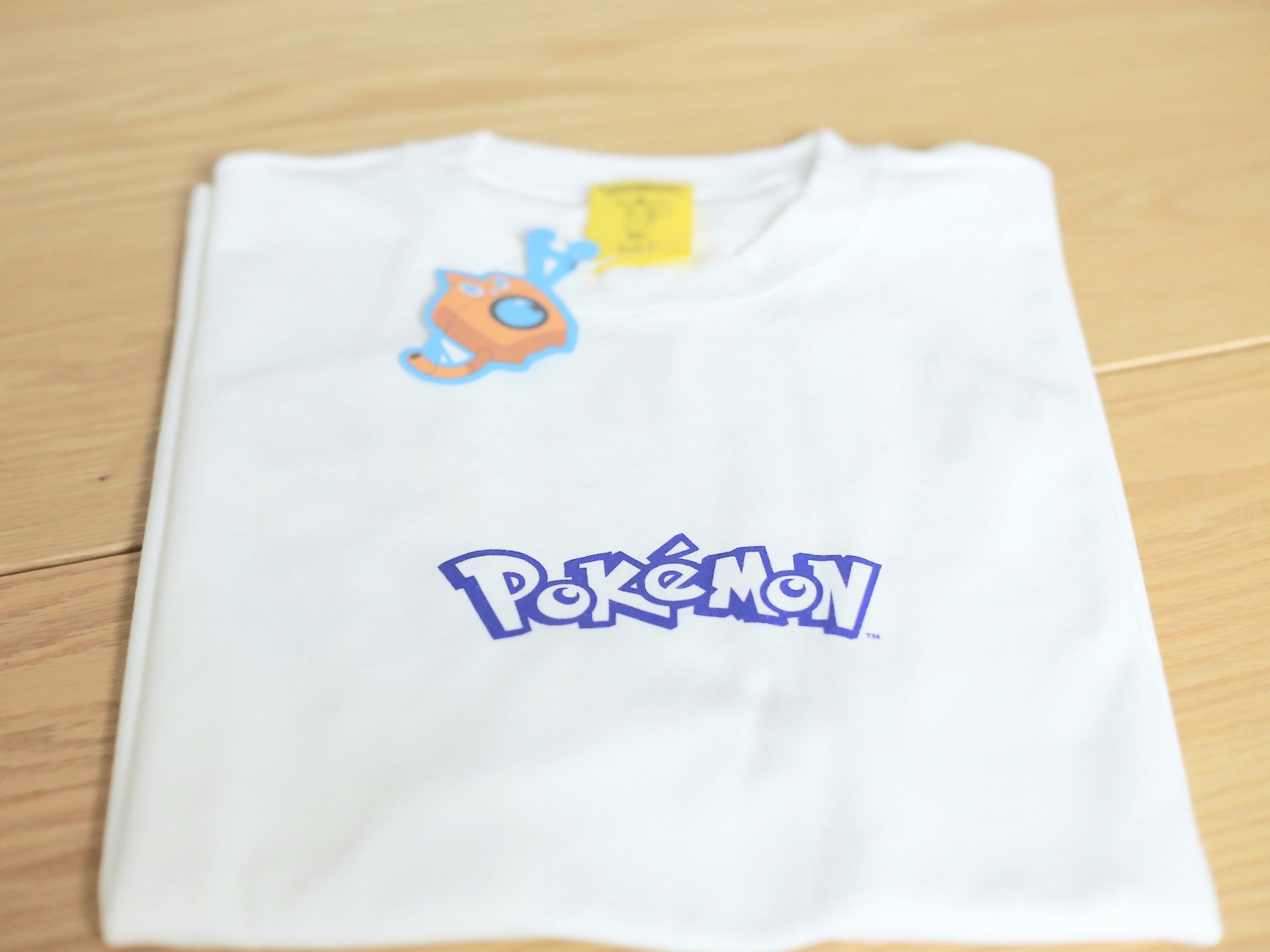 IAB Studio x Pokemon Pikachu T-Shirt White Navy 착용 스타일 - 2