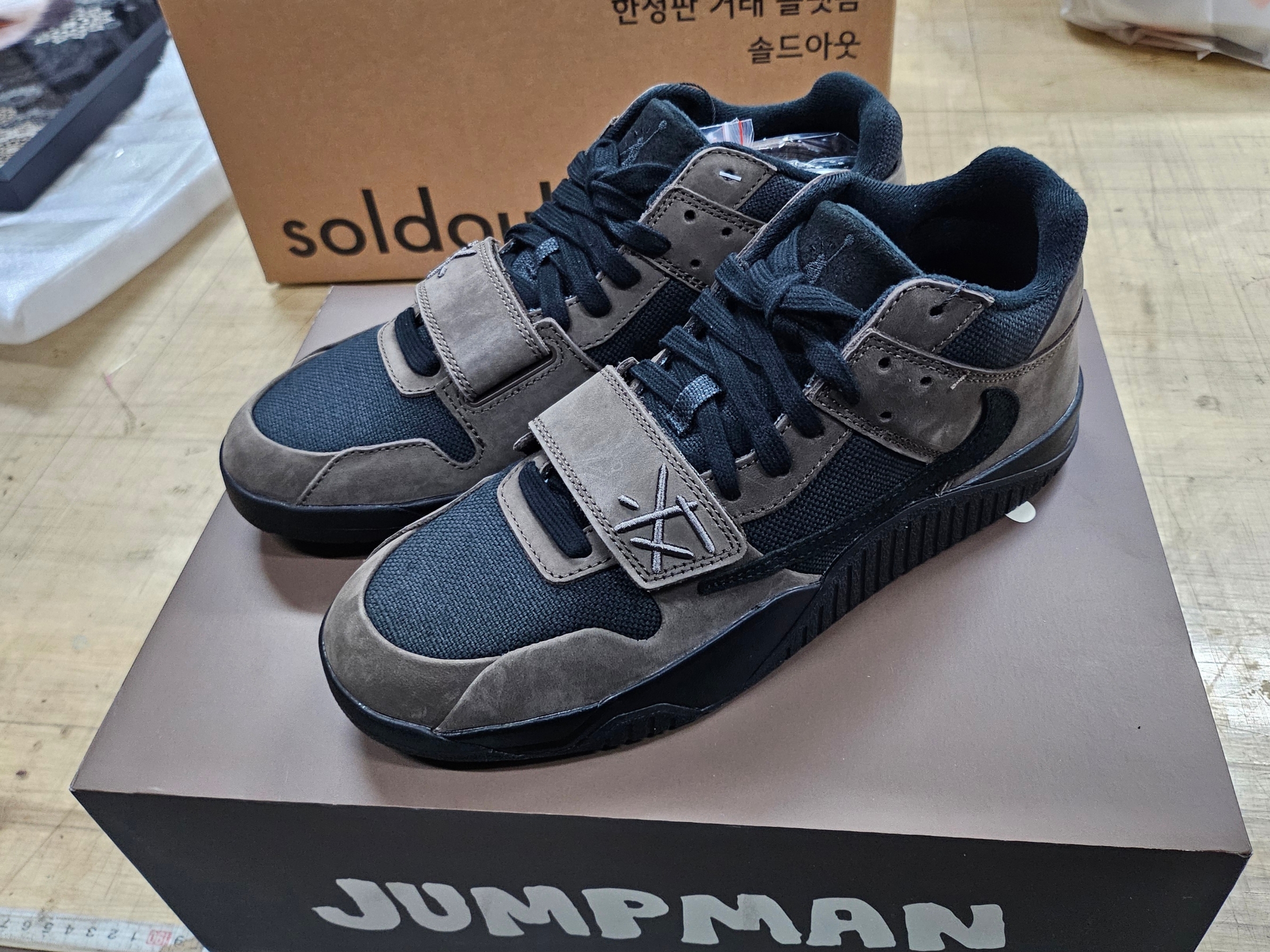 Jordan x Travis Scott Jumpman Jack TR Black and Dark Mocha 착용 스타일 - 1