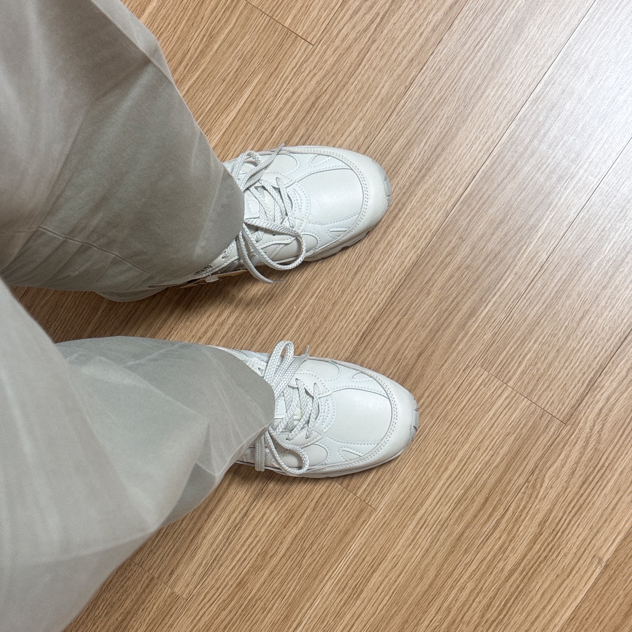 New Balance 991v1 Made in UK Contemporary Luxe Light Grey 착용 스타일 - 6