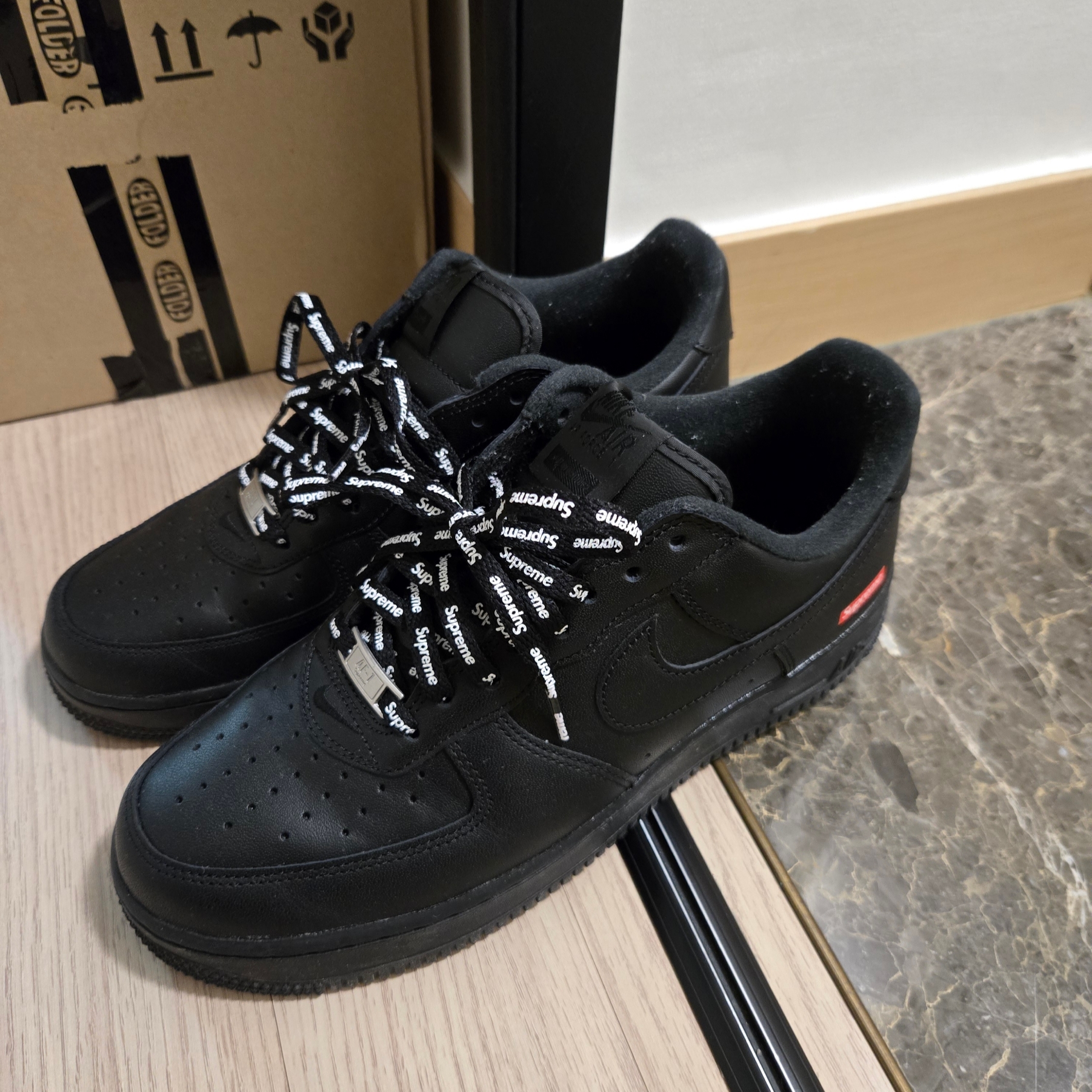 Nike x Supreme Air Force 1 Low Black 착용 스타일