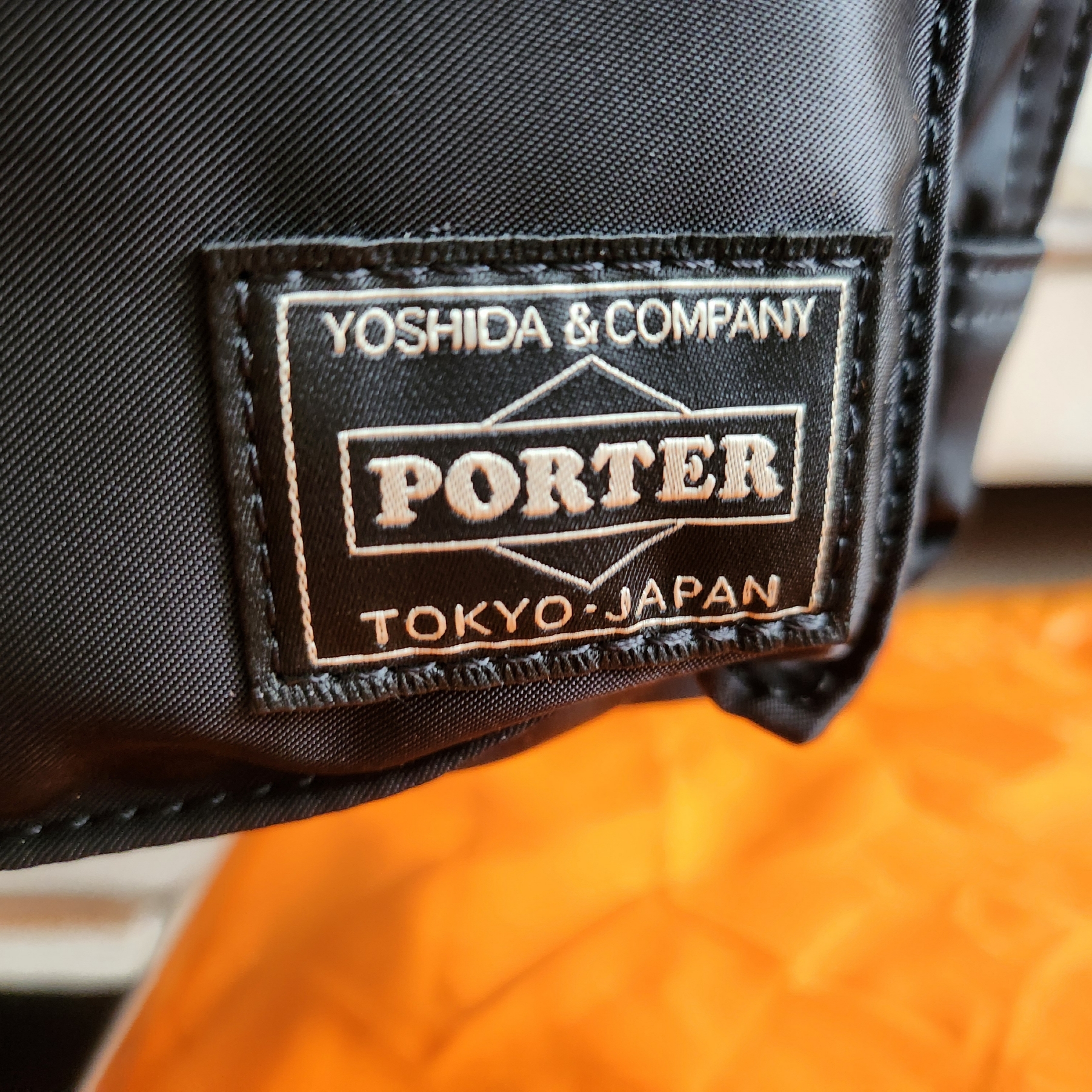 Porter All New Tanker Sling Bag Zip L Black 착용 스타일 - 3