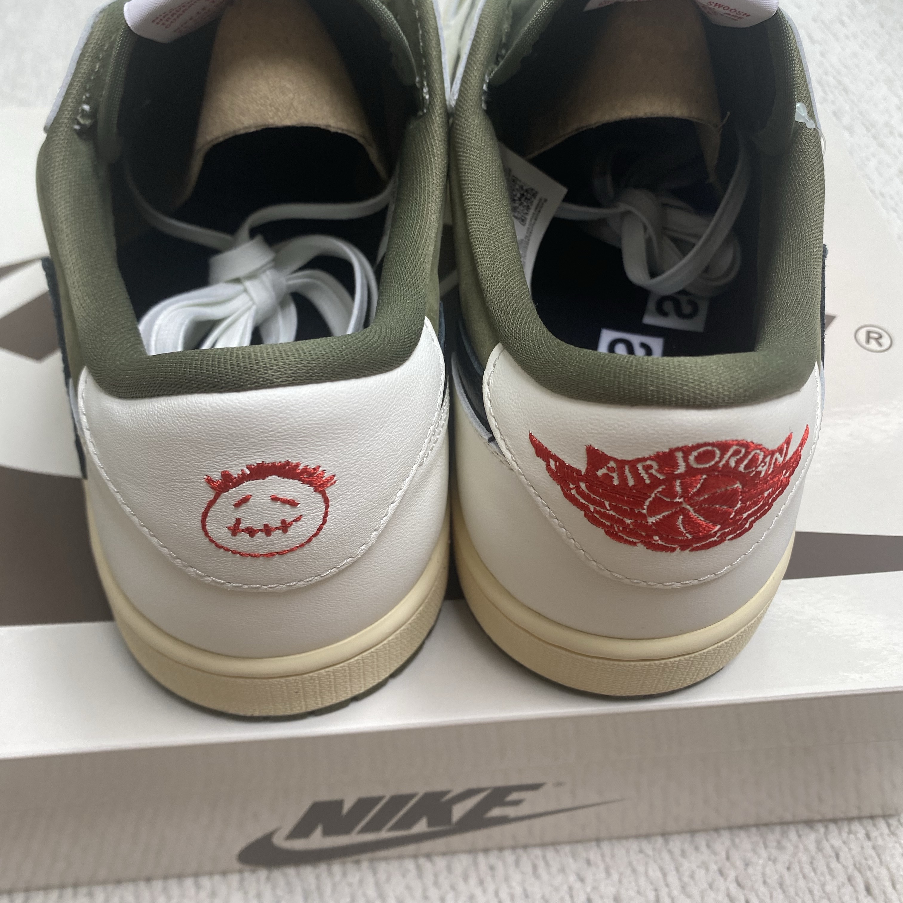 Jordan 1 x Travis Scott Retro Low OG SP Reverse Olive 착용 스타일 - 1