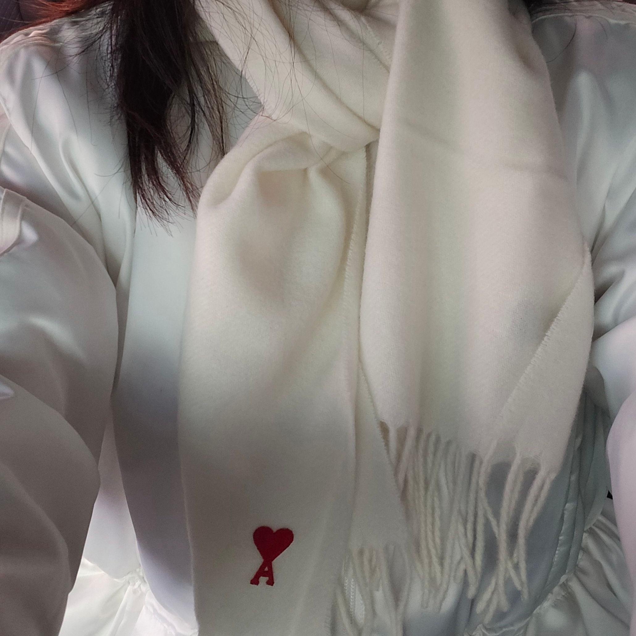 AMI de Coeur Classic Muffler White 착용 스타일