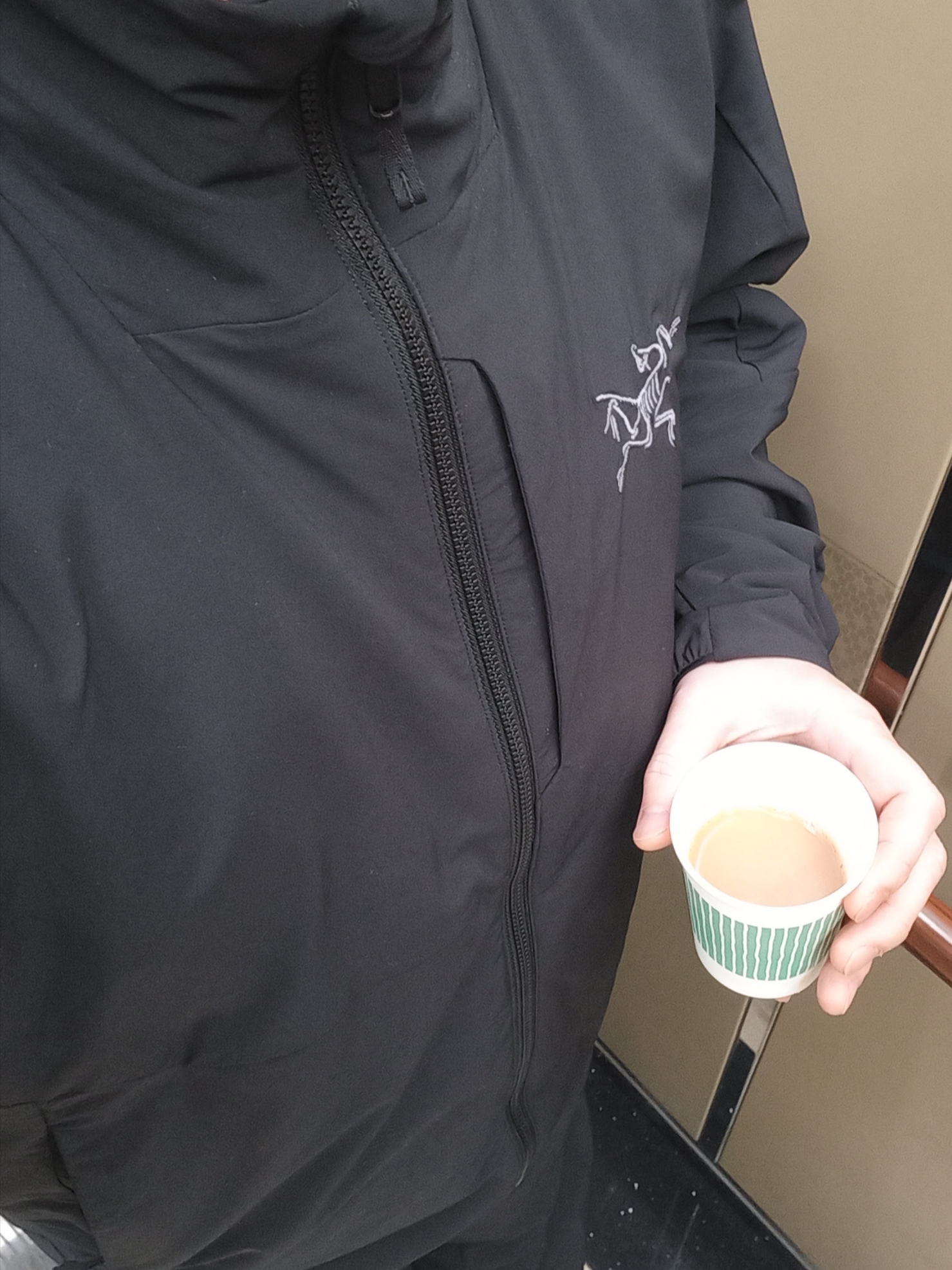 Arc'teryx Allium Insulated Jacket Black, Salomon RX Slide 3.0 Black Plum Kitten 착용 스타일 - 4