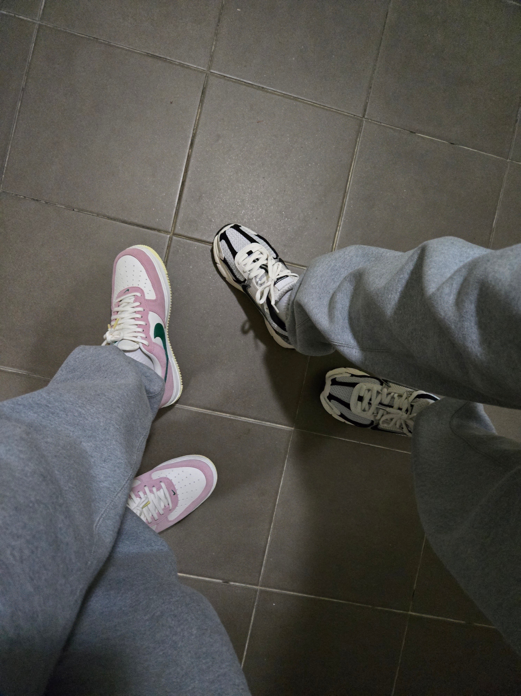 Nike Air Force 1 '07 Sail Medium Soft Pink, (W) Nike Zoom Vomero 5 Photon Dust Phantom 착용 스타일