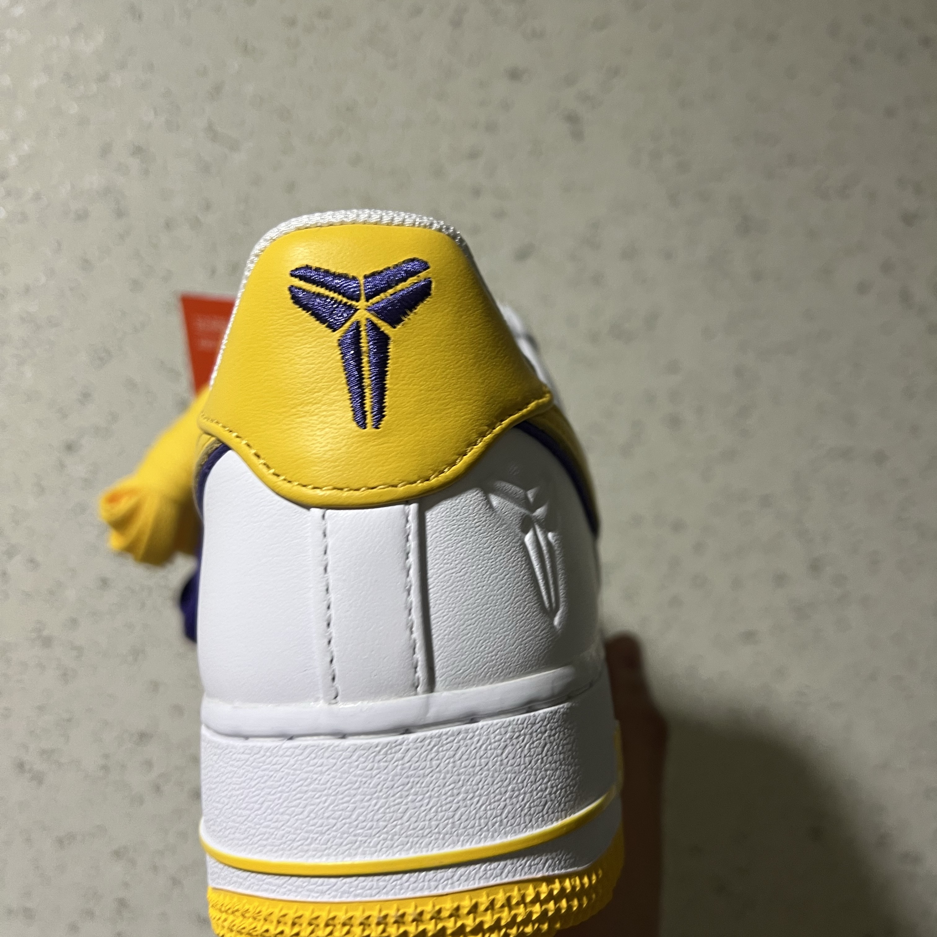Nike x Kobe Bryant Air Force 1 Low Retro QS Varsity Maize and Varsity Purple 착용 스타일 - 2