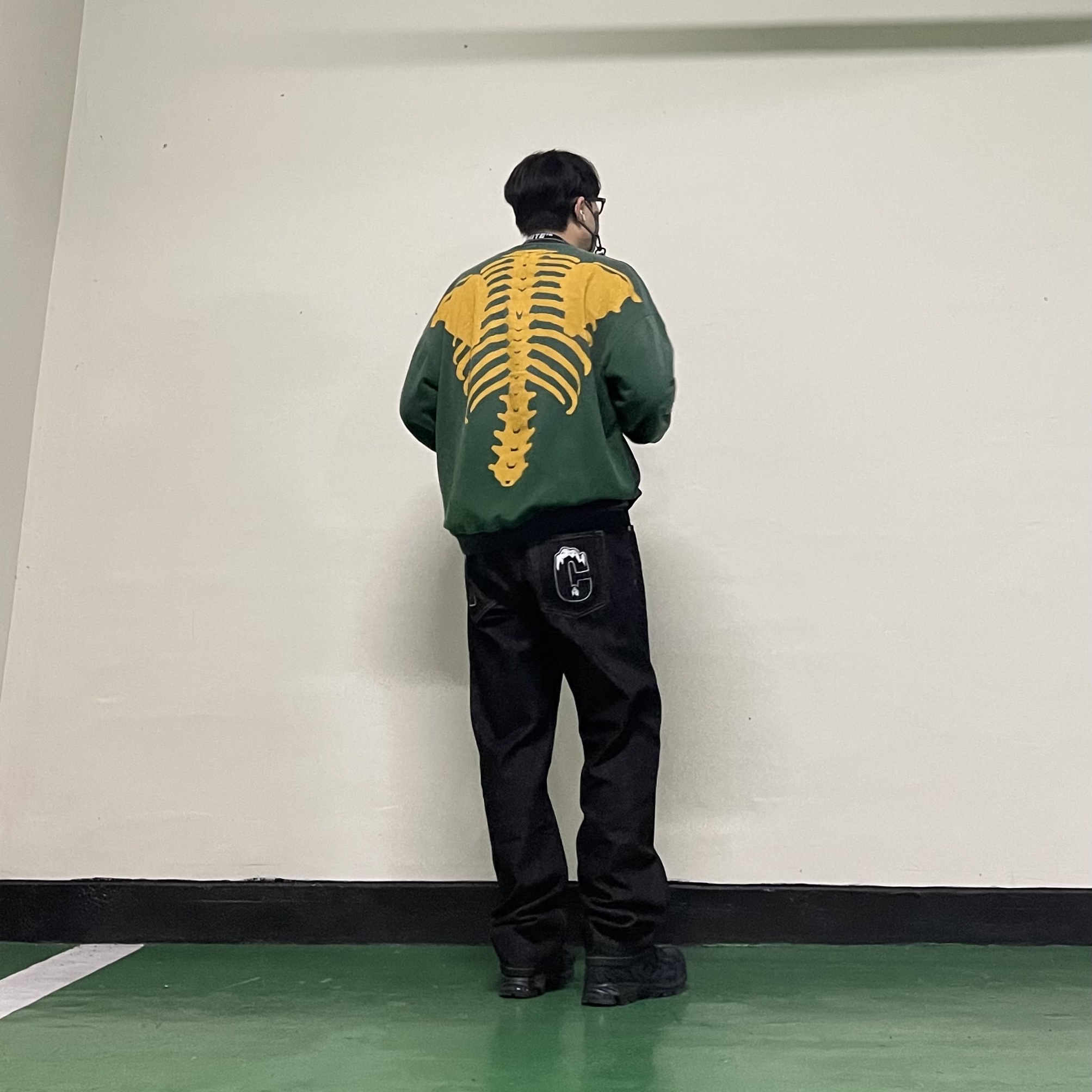 Adidas x Song for the Mute Shadowturf Core Black Night Grey, Kapital 2 Tone Big Fleece Sweatshirt Black Green 착용 스타일 - 1