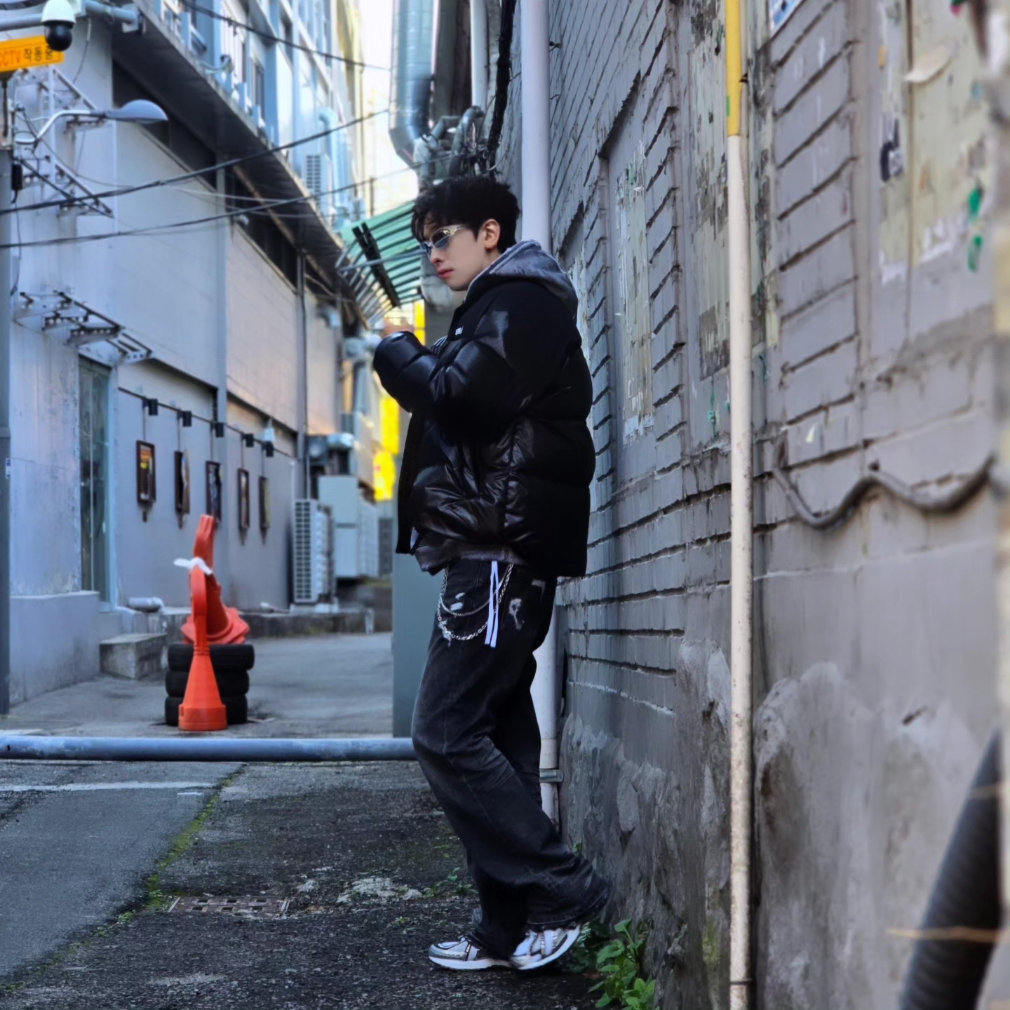 Flavorism Oversized Rivet Hoodie Dirty White, New Balance 1906R White Gold 착용 스타일 - 1