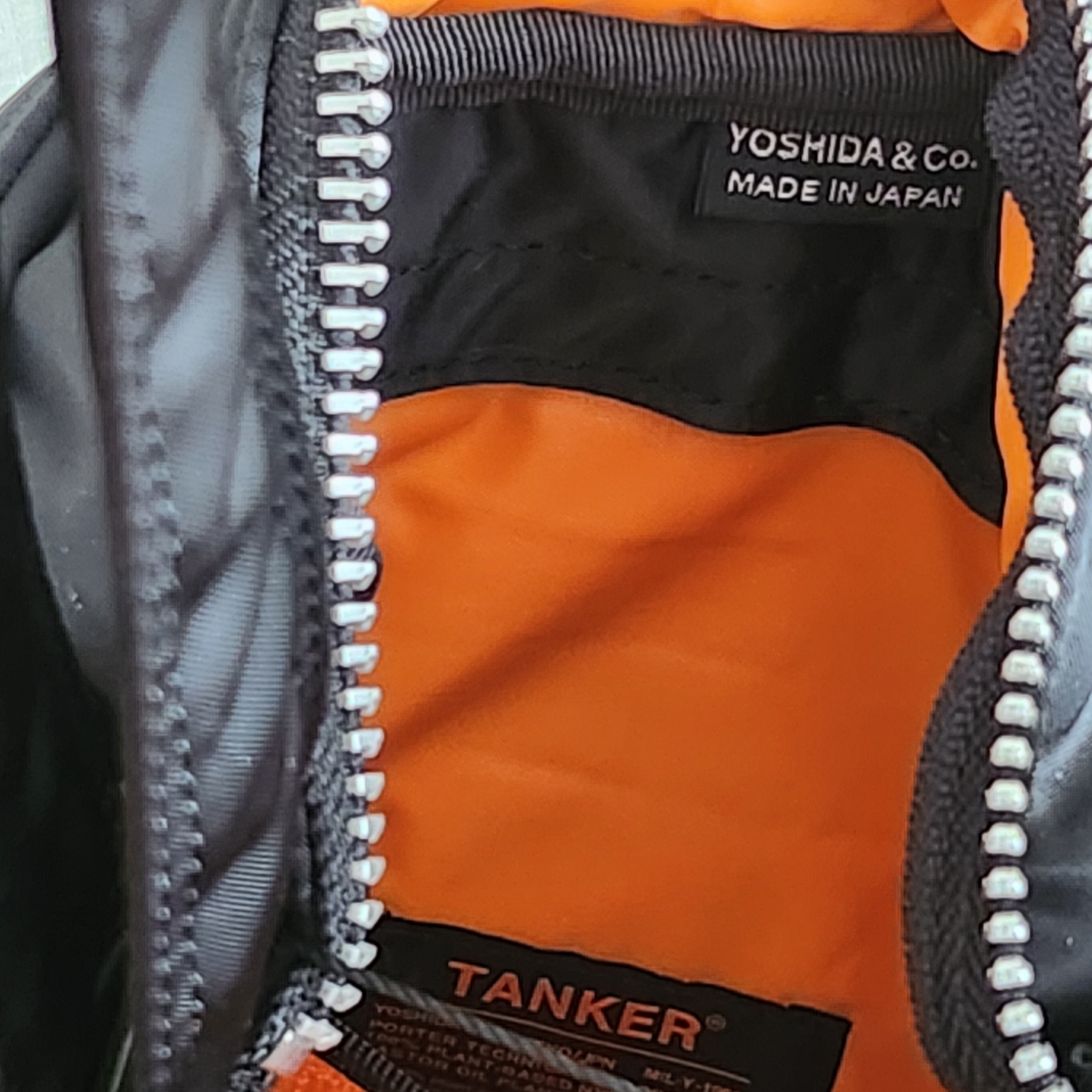 Porter All New Tanker Sling Bag Zip L Black 착용 스타일 - 5