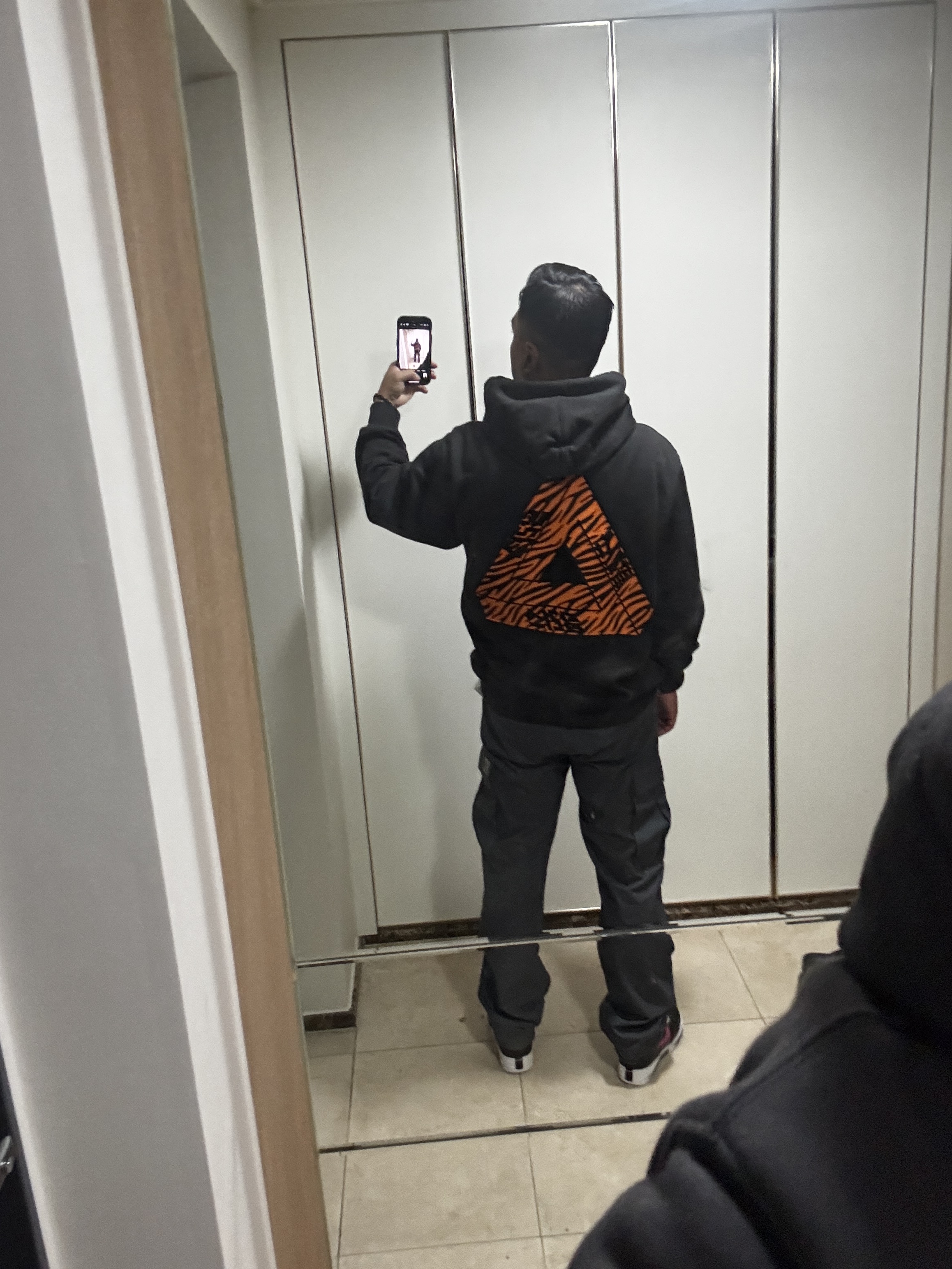 Palace Korea Hoodie Black - 24SS, Human Made Military Card Case Black 착용 스타일 - 3