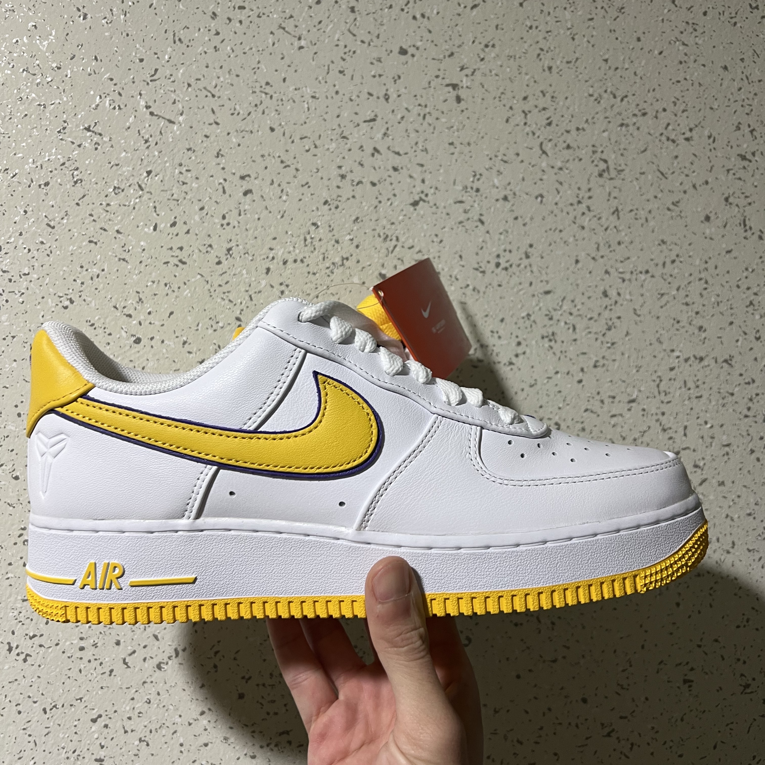 Nike x Kobe Bryant Air Force 1 Low Retro QS Varsity Maize and Varsity Purple 착용 스타일 - 1