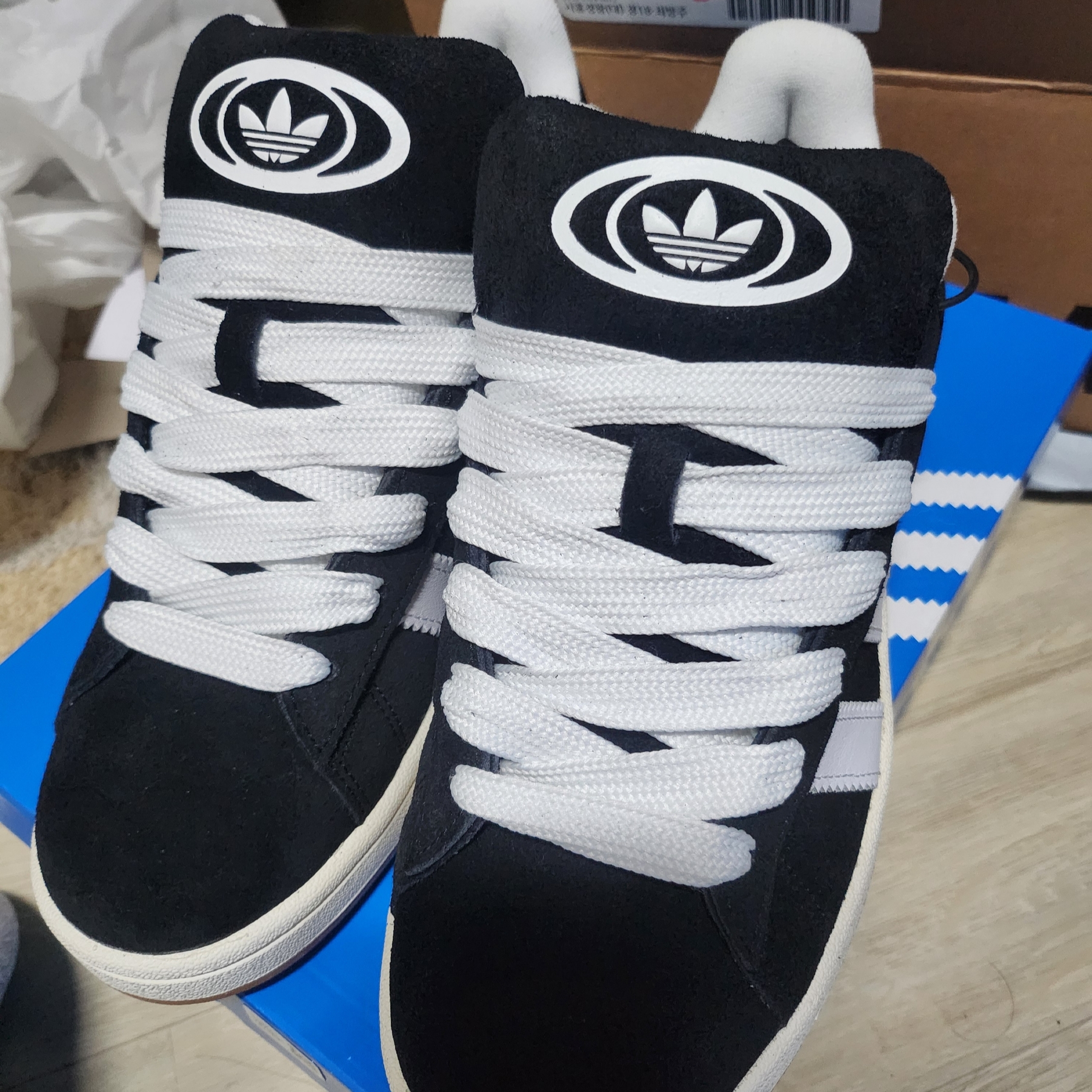 Adidas Campus 00s Core Black Cloud White 착용 스타일