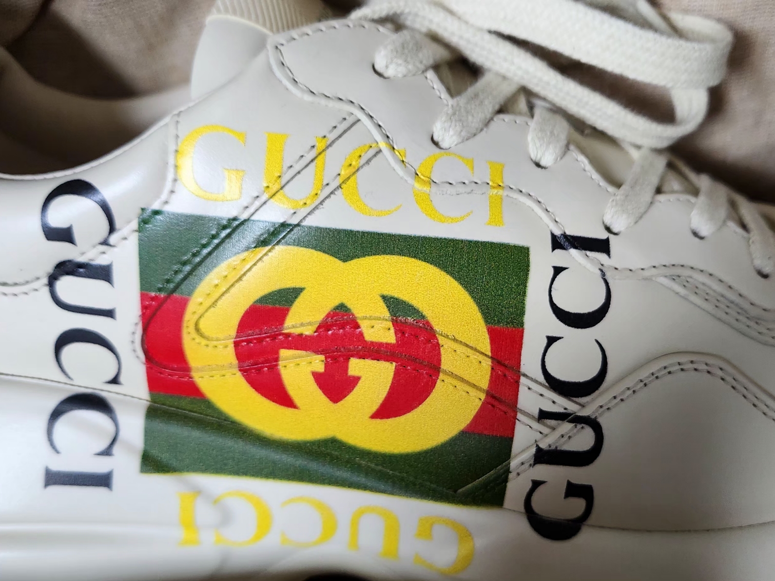 Gucci Rhyton Leather Sneakers Square Logo 착용 스타일