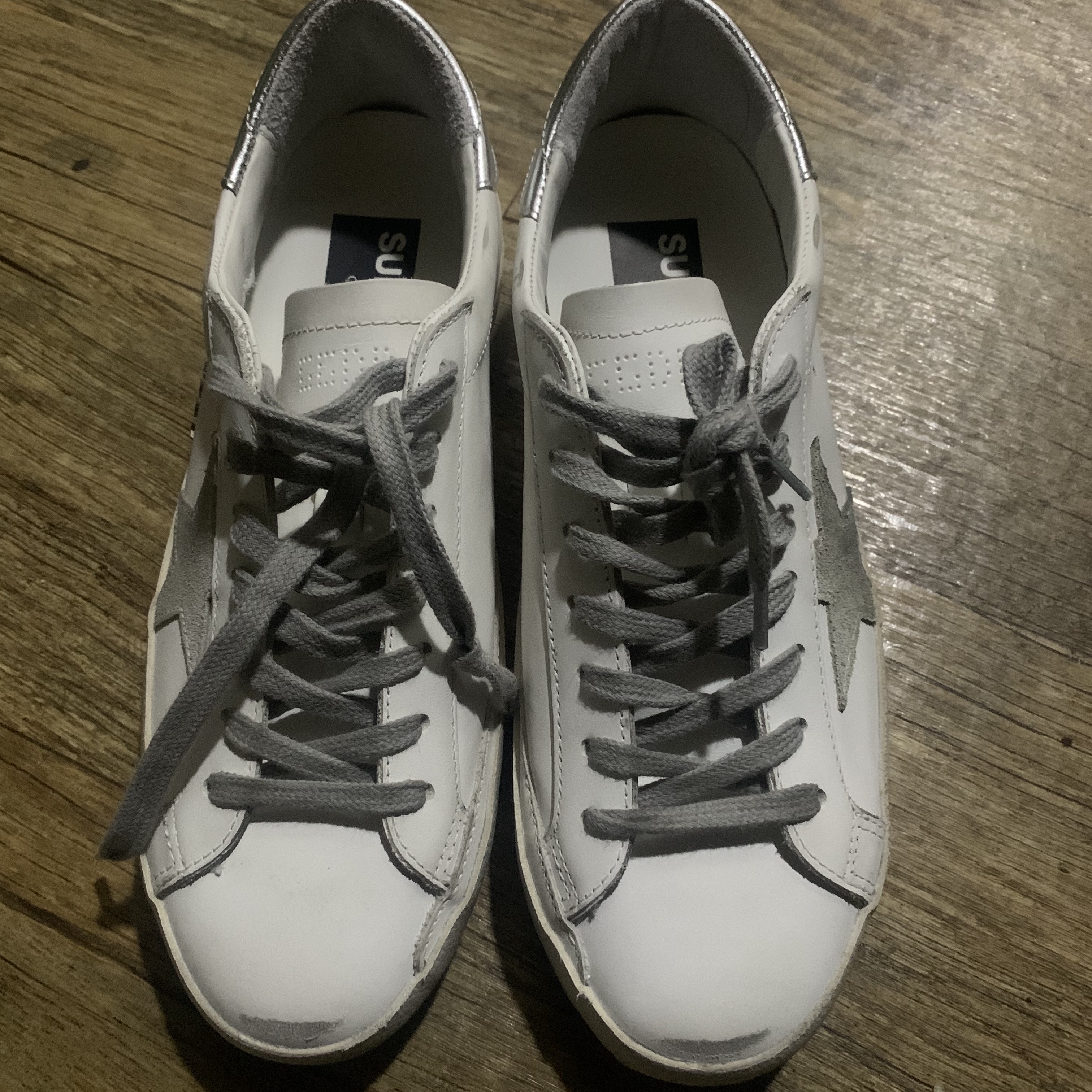 Golden Goose Superstar White Silver Heel Tab Sneakers 착용 스타일