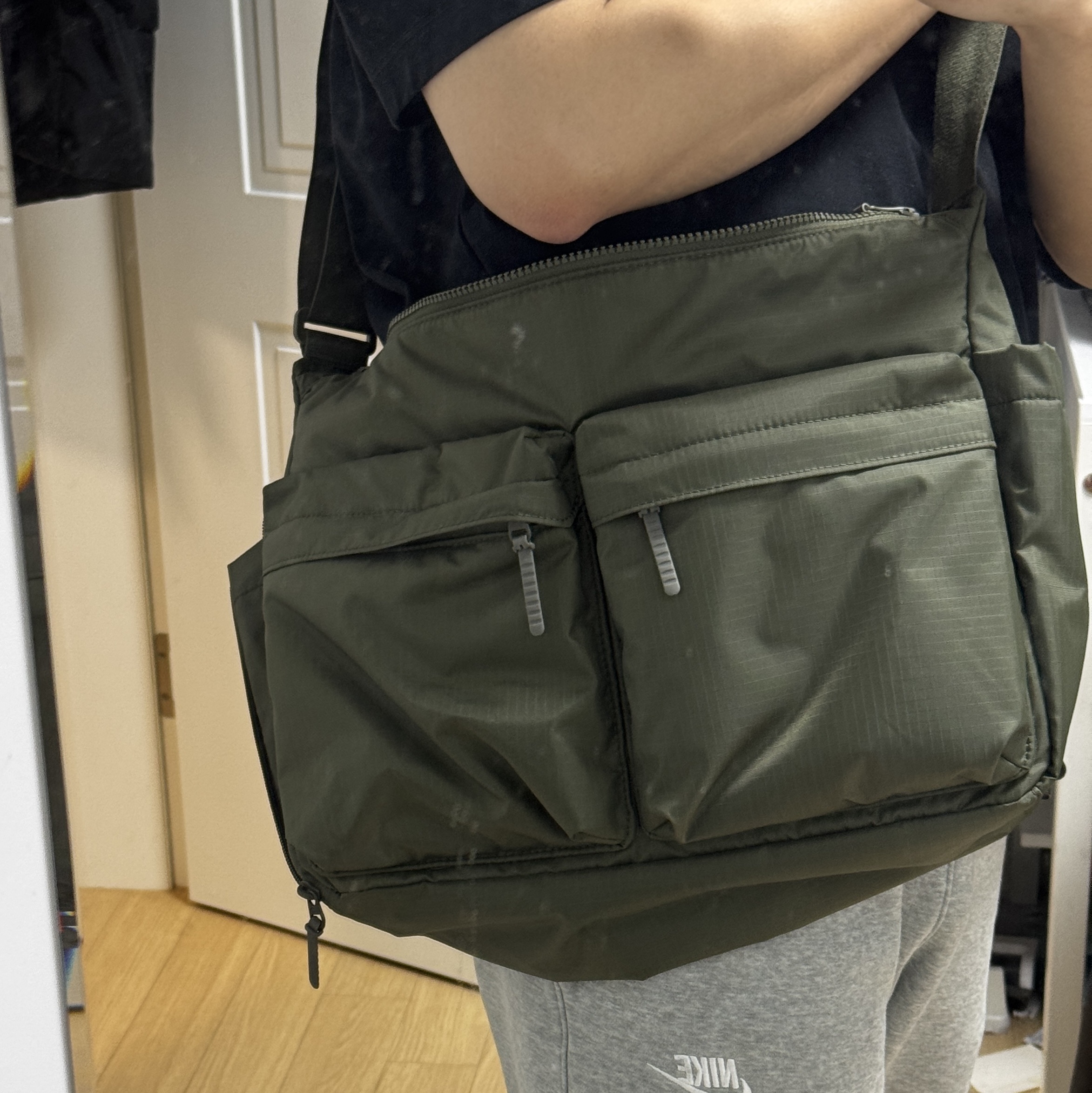 Uniqlo Multi Pocket Shoulder Bag Olive 착용 스타일