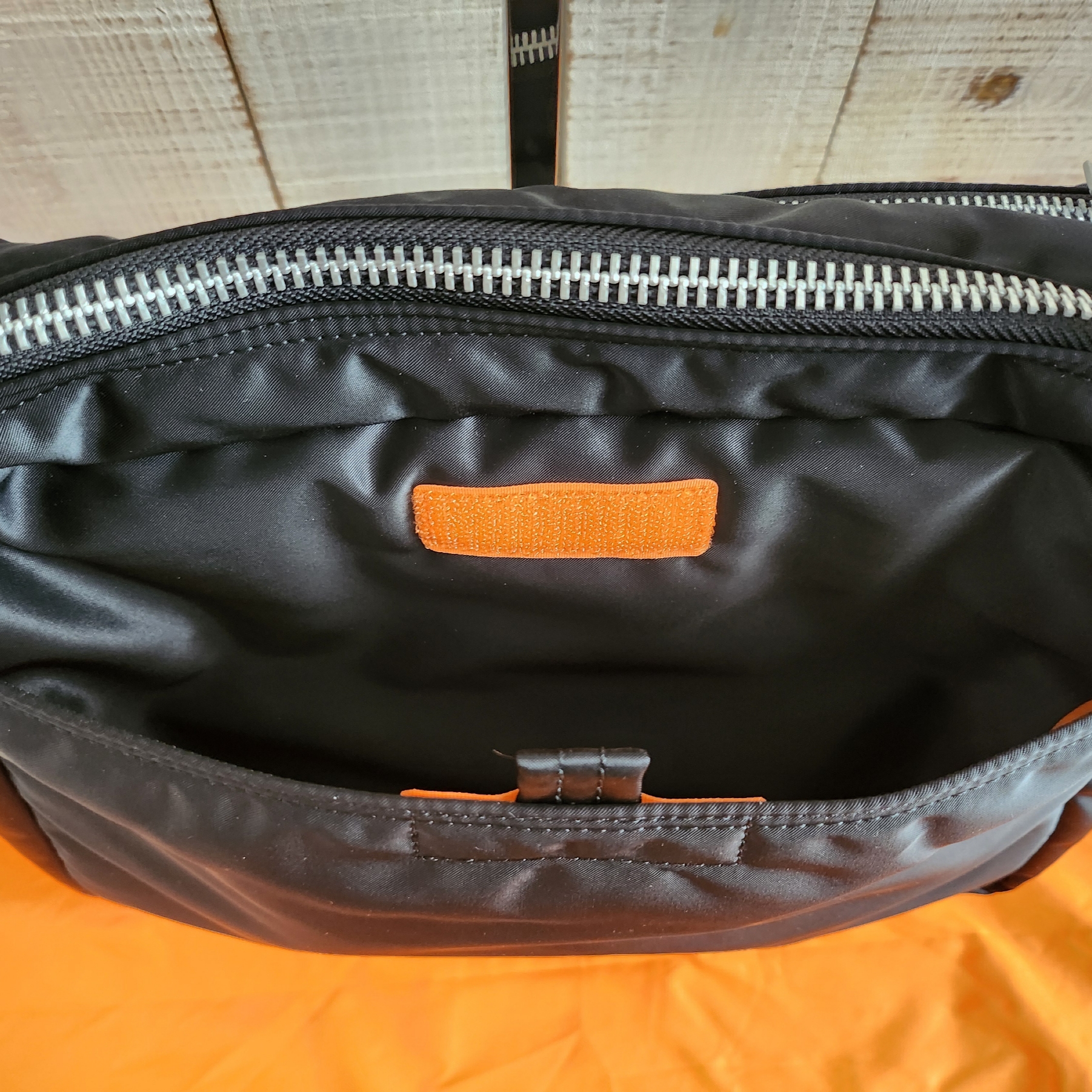 Porter All New Tanker Sling Bag Zip L Black 착용 스타일 - 10
