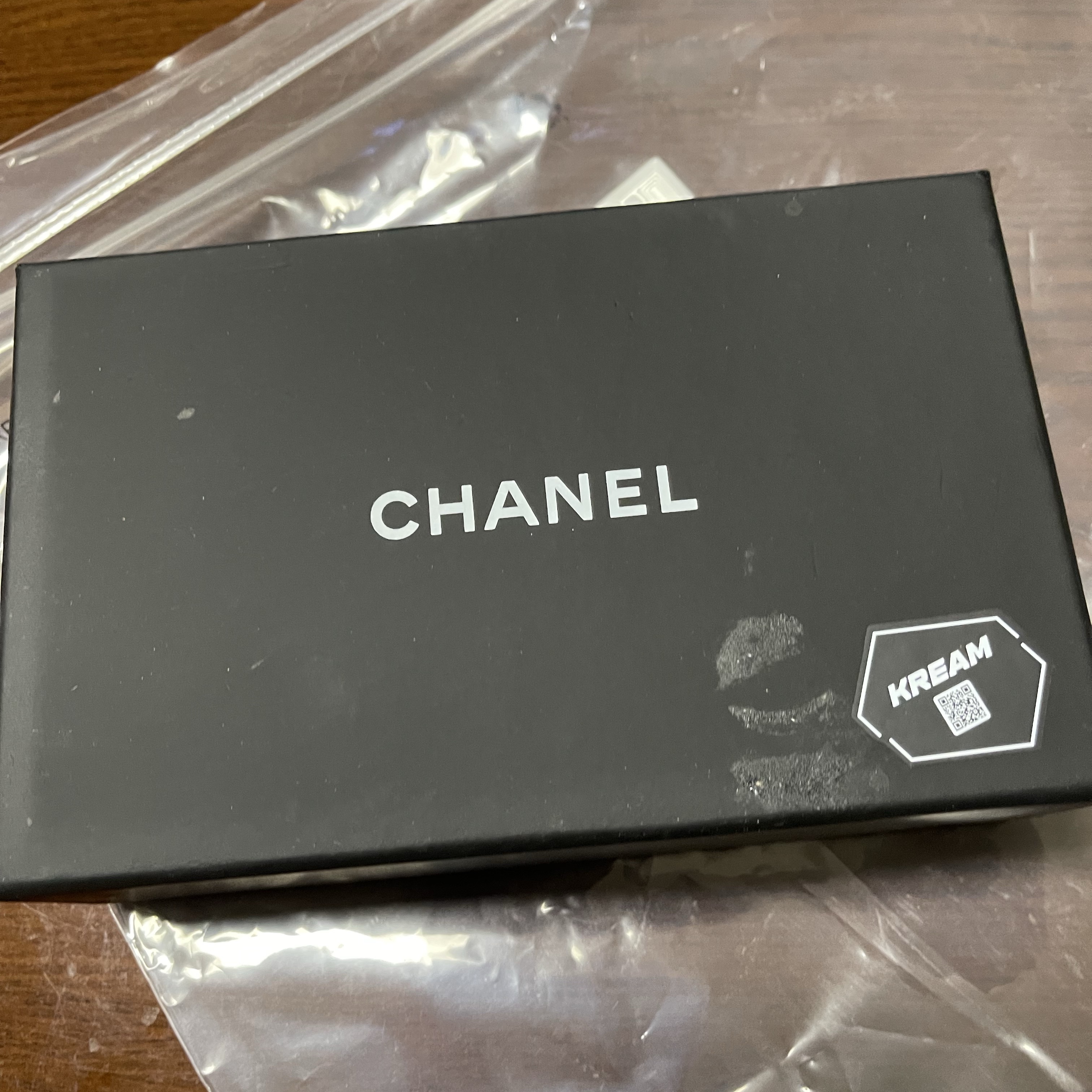 Chanel Classic Card Holder Grained Calfskin & Silver Black 착용 스타일 - 1