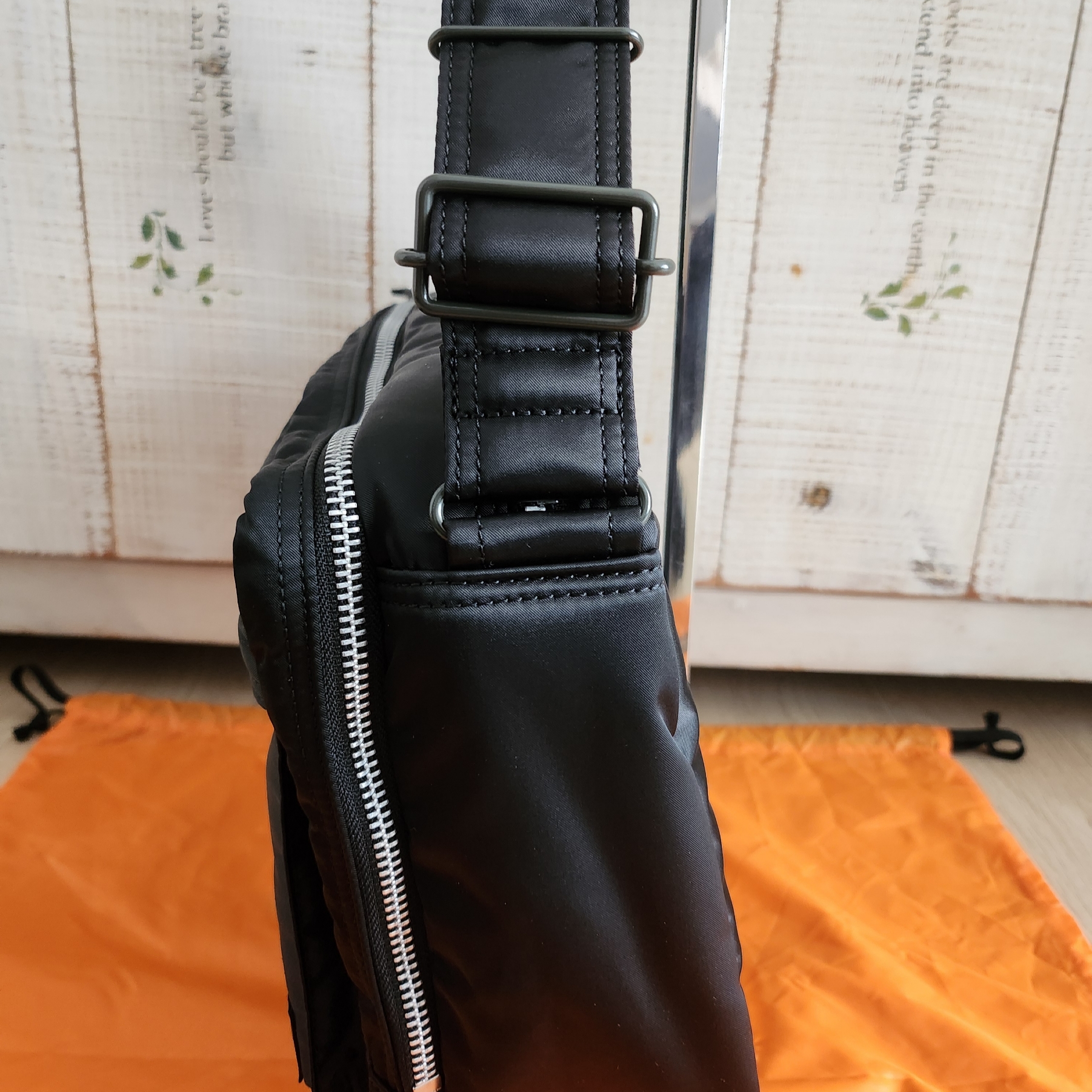 Porter All New Tanker Sling Bag Zip L Black 착용 스타일 - 7