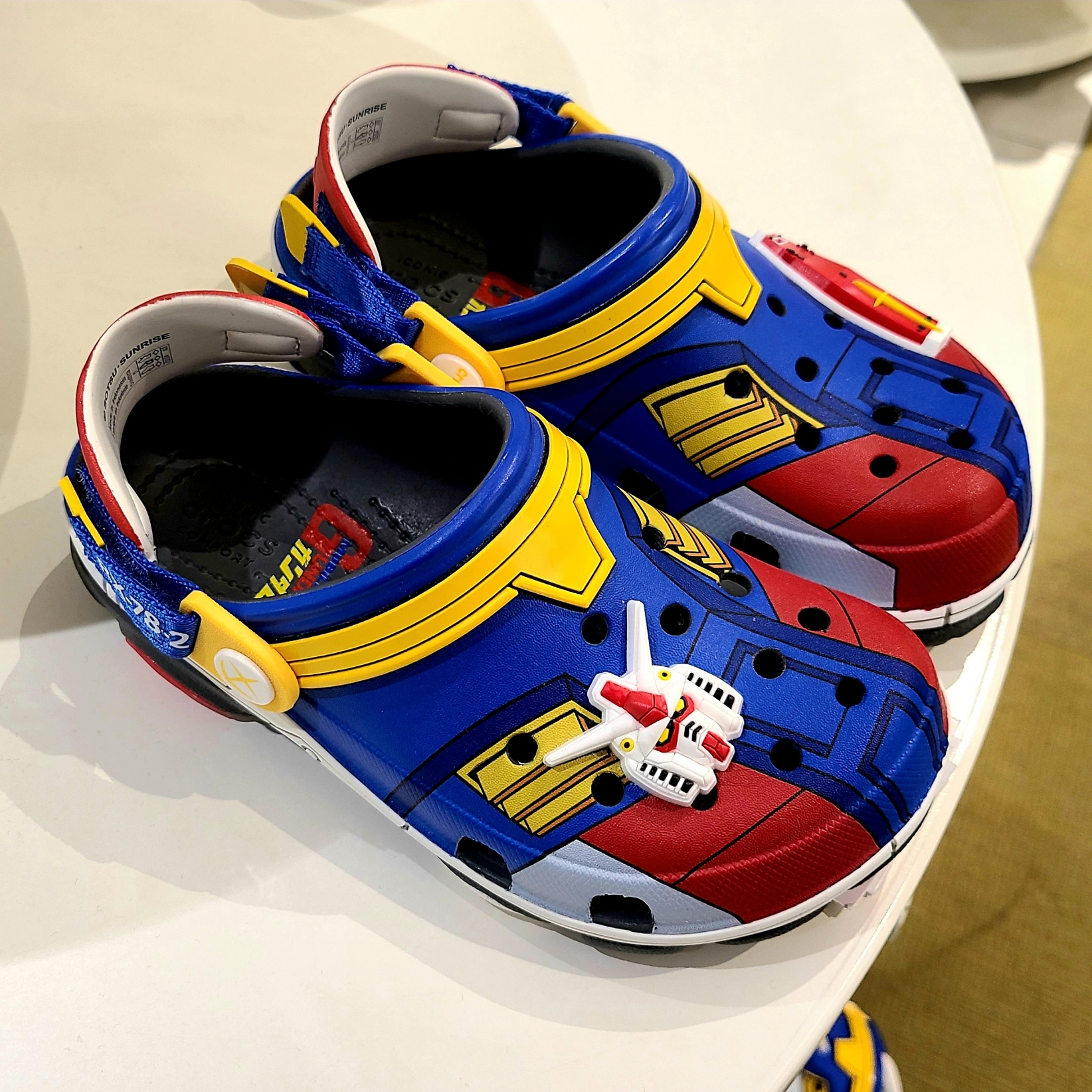 Bearbrick x Helinox 15th Anniversary Cyan 100%, Crocs x Gundam All Terrian Clog Slate Grey 착용 스타일 - 3