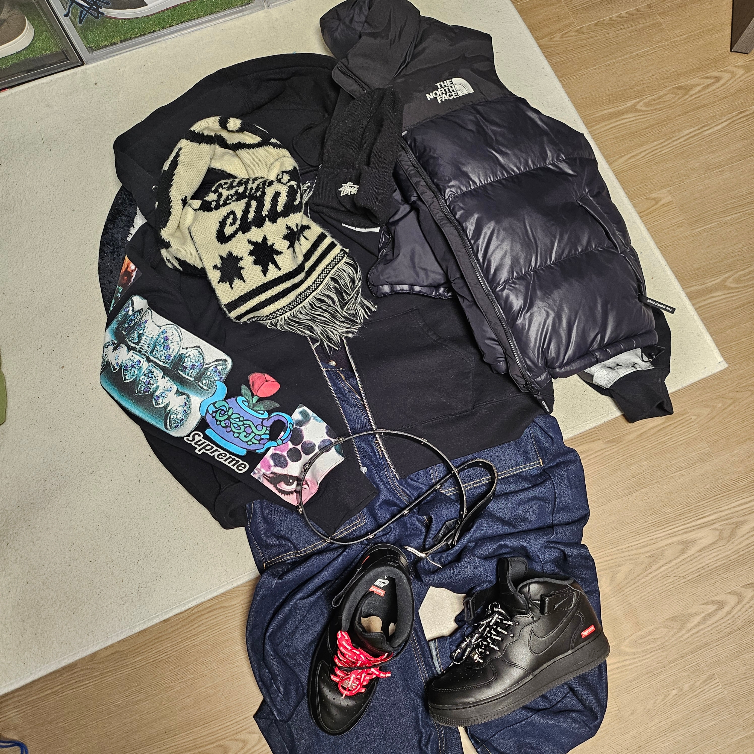 Yeezy Gap Engineered By Balenciaga Dove Long Sleeve T-Shirt Black, Stussy SS Link Studded Belt Black 착용 스타일 - 5