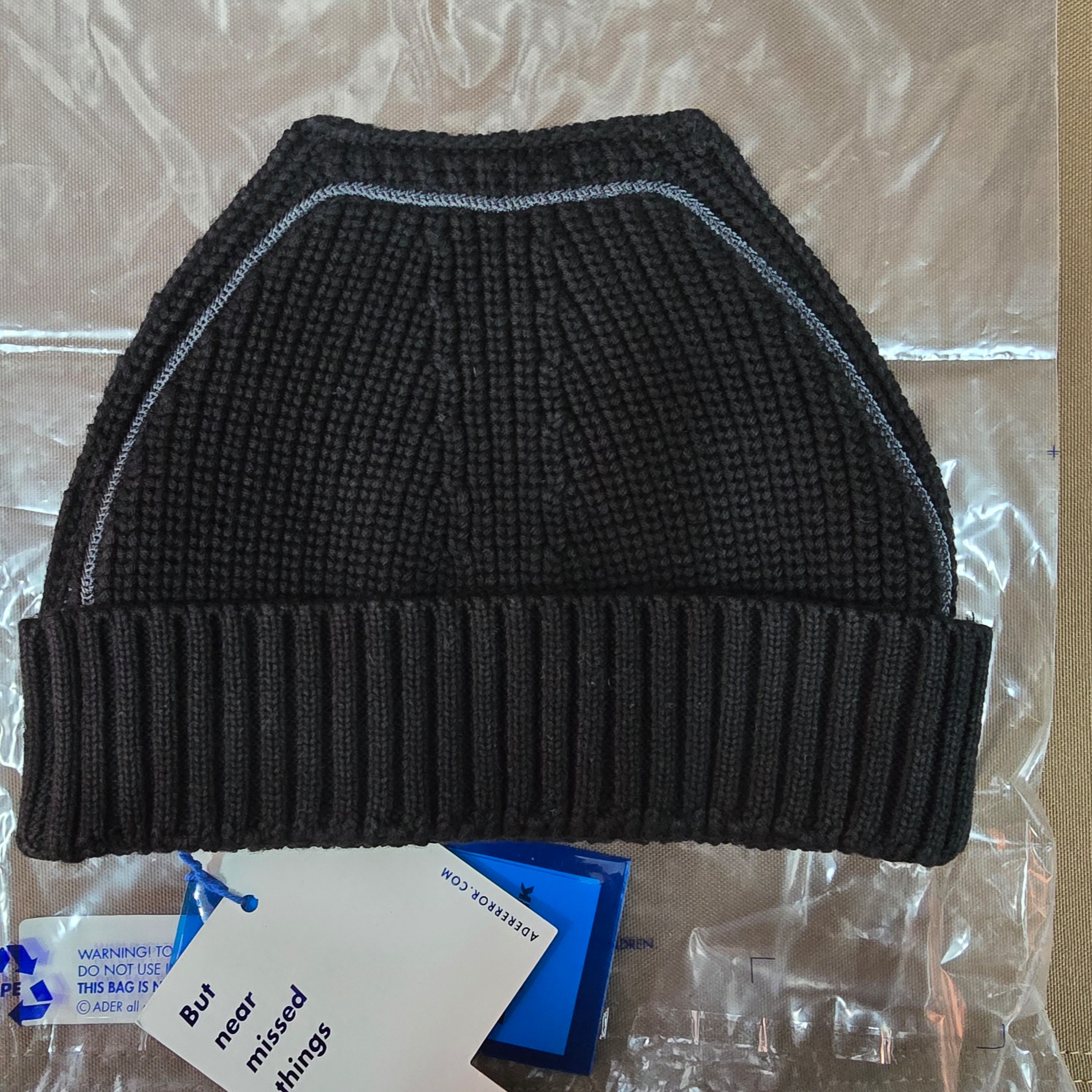 Ader Error Bella Beanie Noir 착용 스타일 - 2