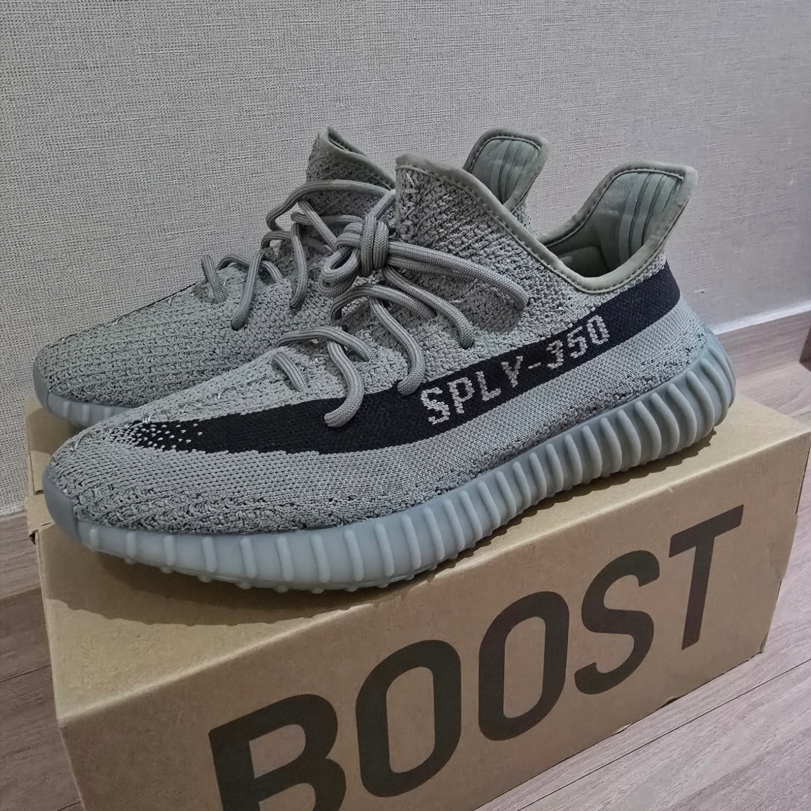 Adidas Yeezy Boost 350 V2 Granite Core Black 착용 스타일