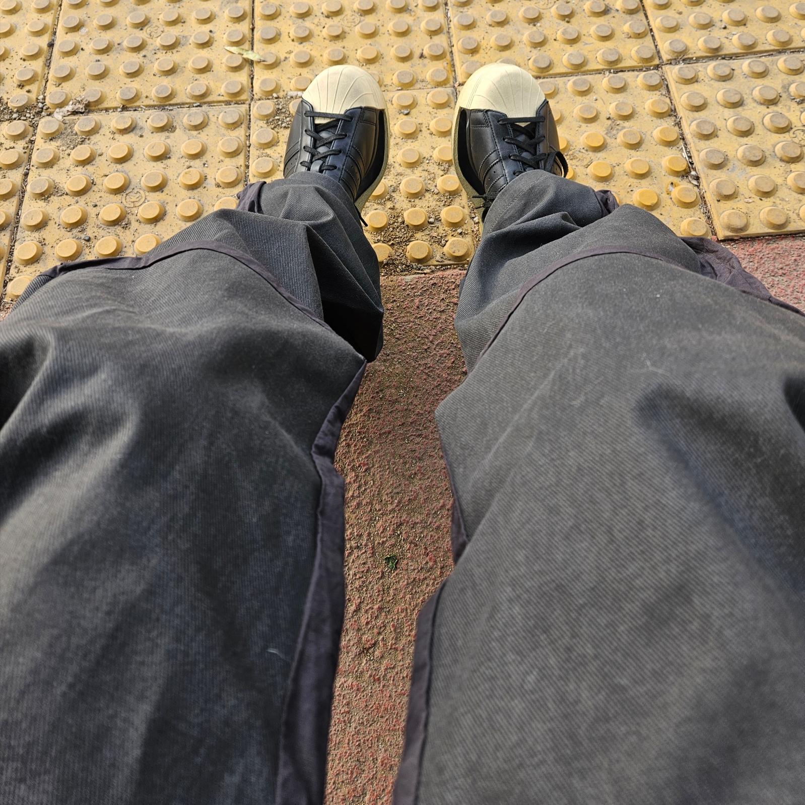 Y-3 Gendo Superstar Black Easy Yellow 착용 스타일 - 2