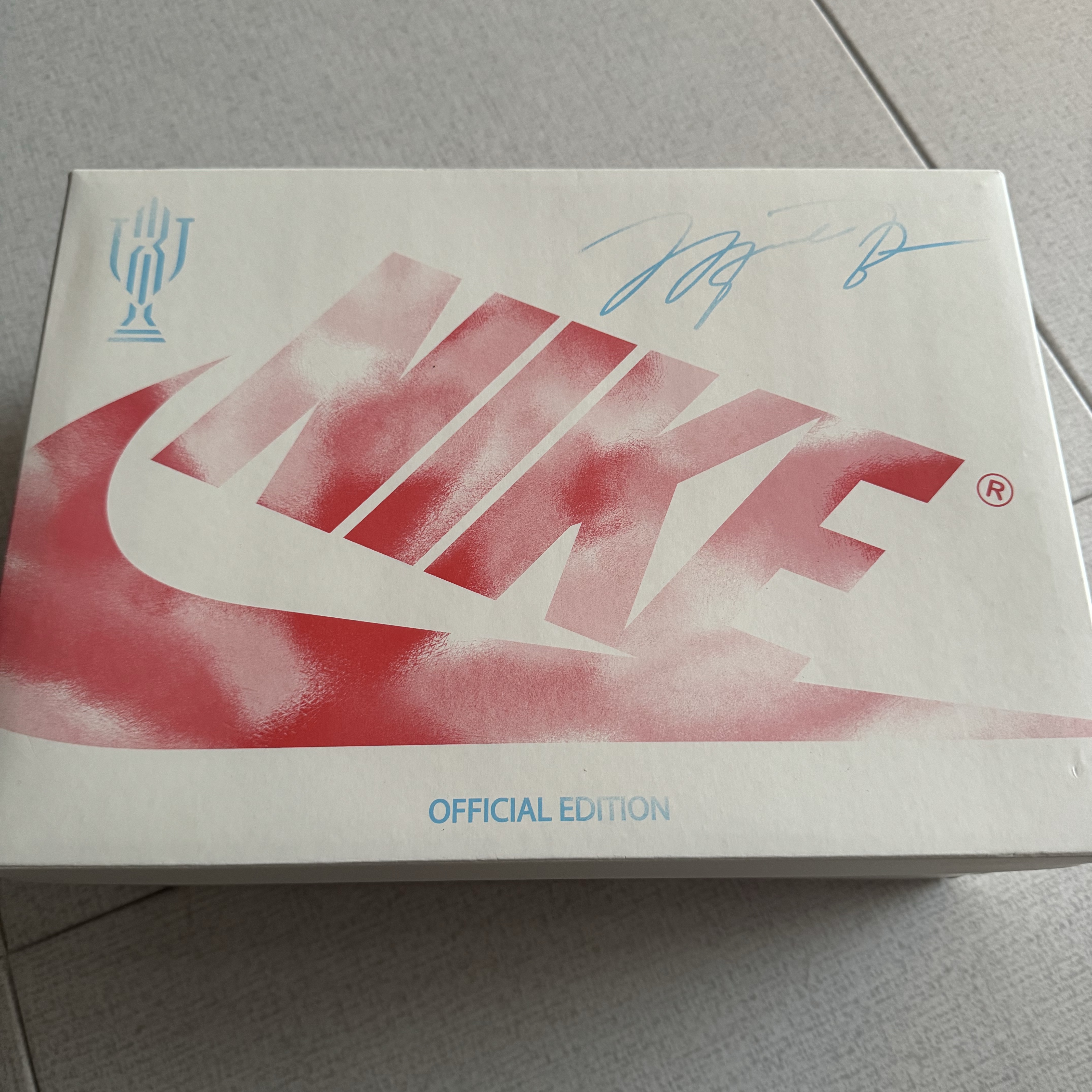 Jordan 1 x Trophy Room Retro Low OG SP Sail Varsity Red 착용 스타일 - 2
