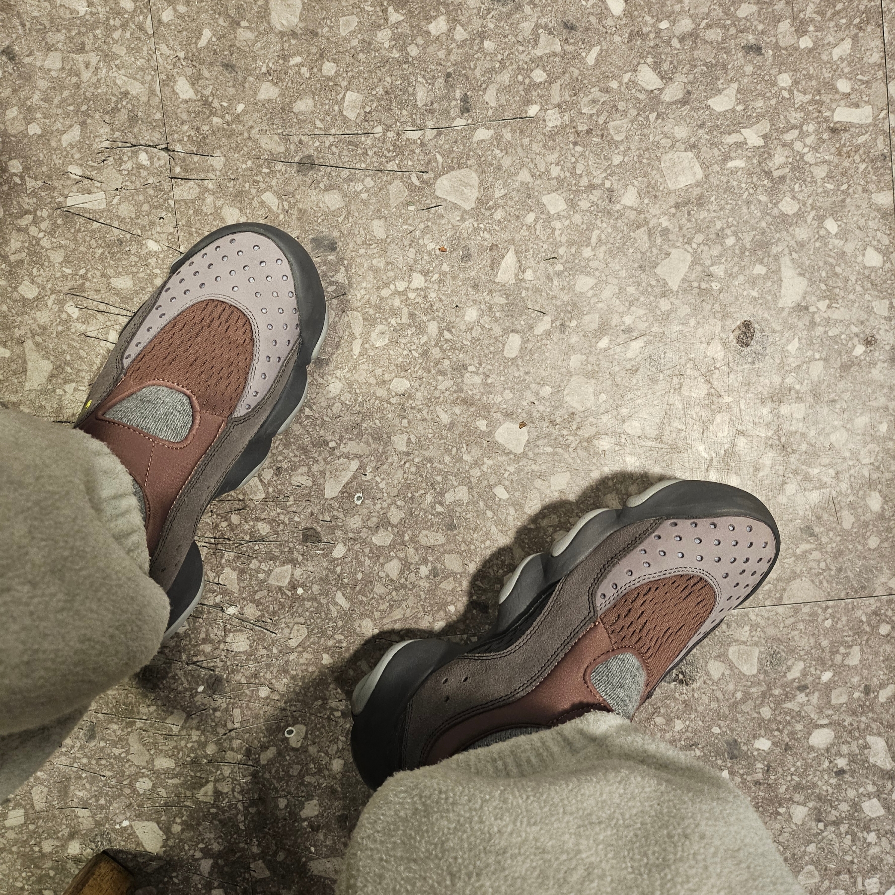 Oakley Factory Team x Brain Dead Flesh Sandals Rose Taupe 착용 스타일 - 3