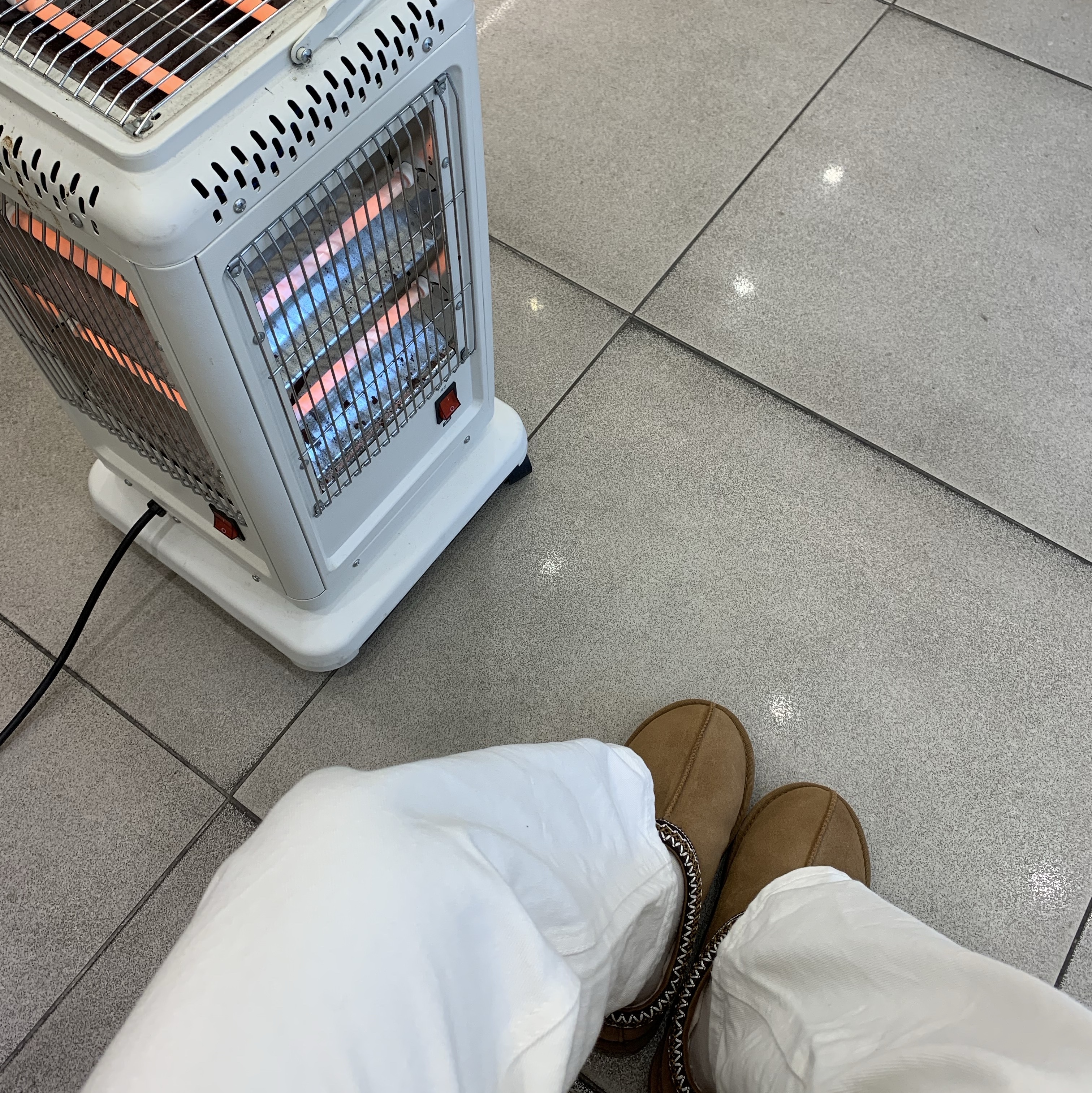 (W) UGG Tasman Slipper Chestnut 착용 스타일