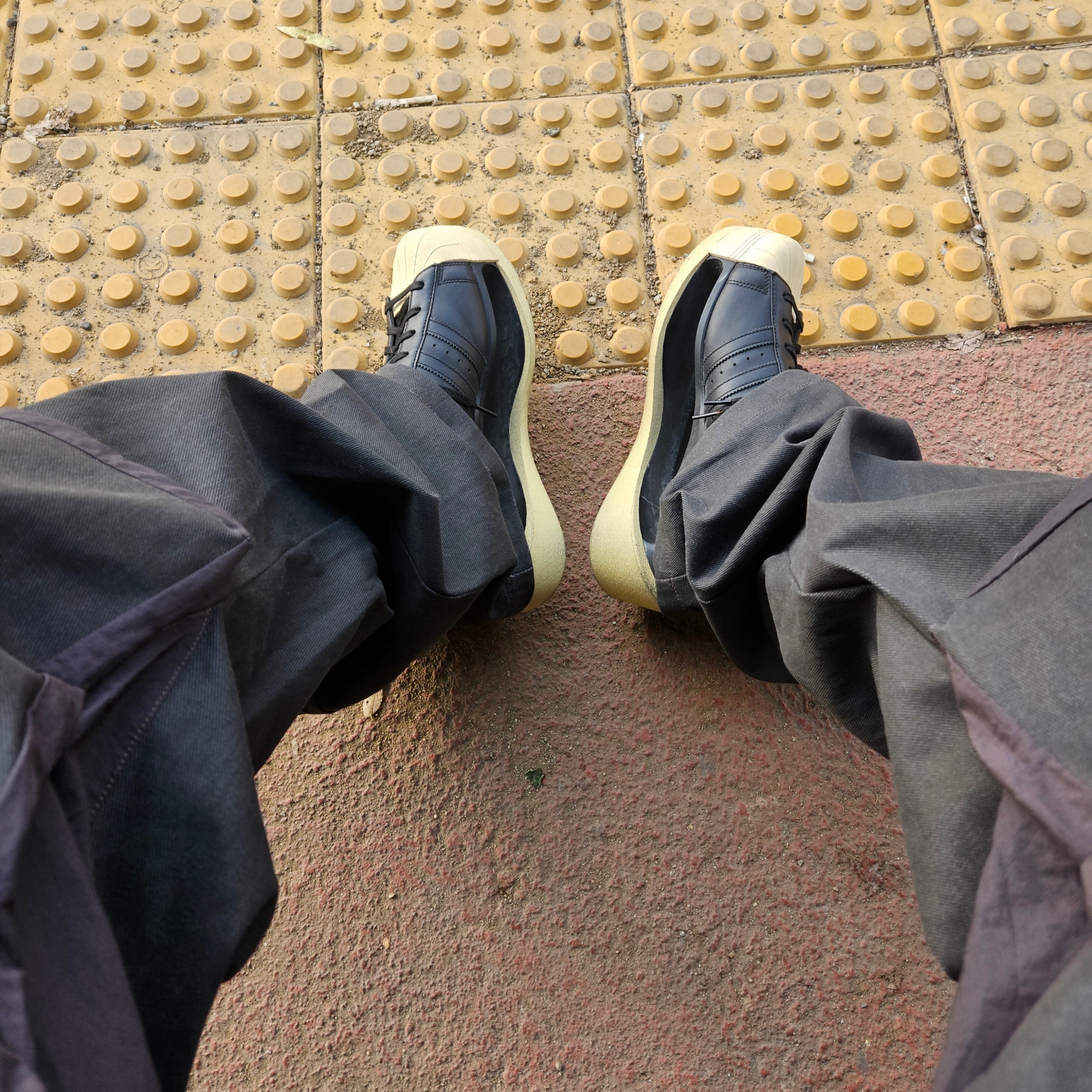 Y-3 Gendo Superstar Black Easy Yellow 착용 스타일 - 3