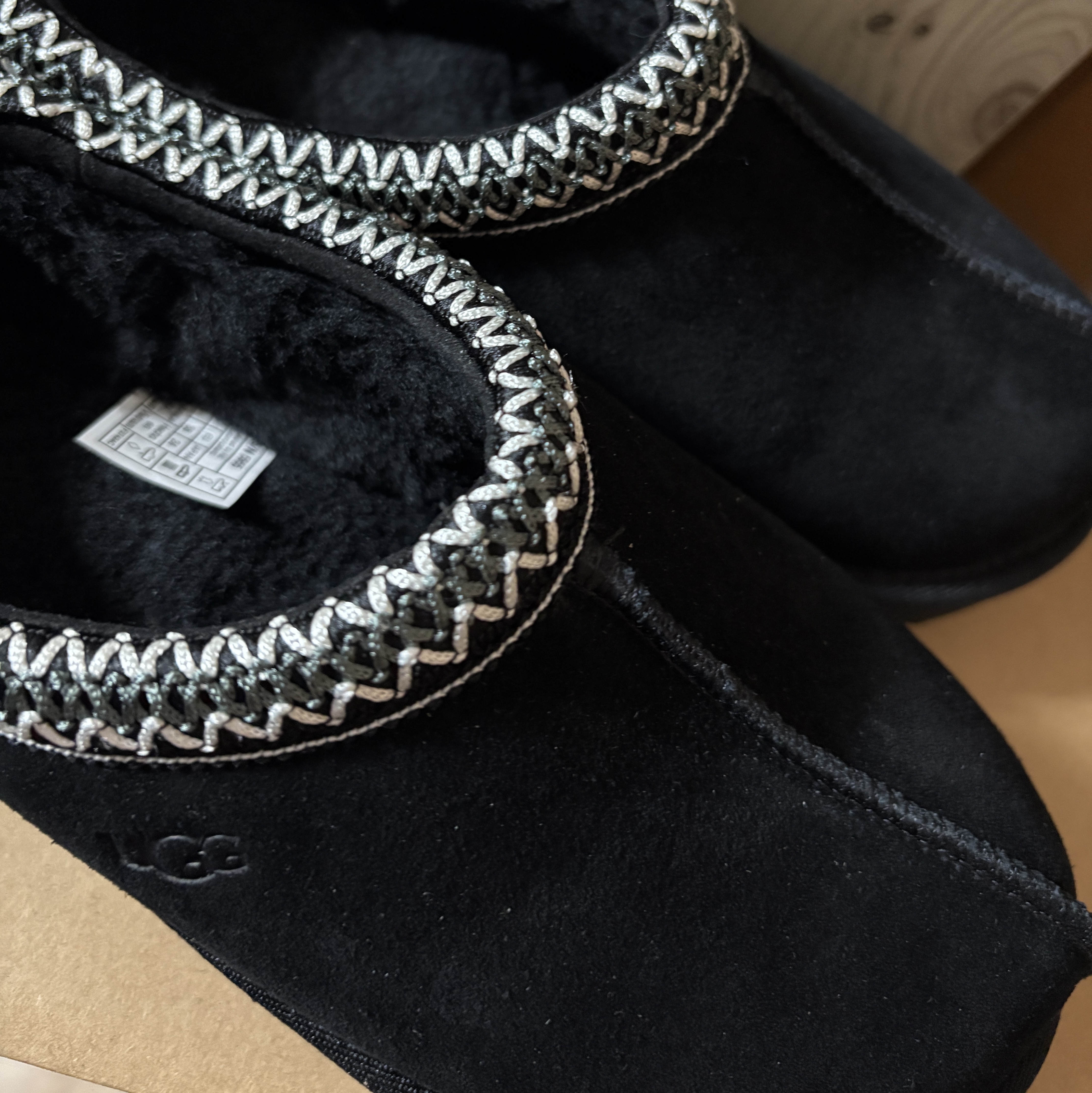 (W) UGG Tasman Slipper Black 착용 스타일