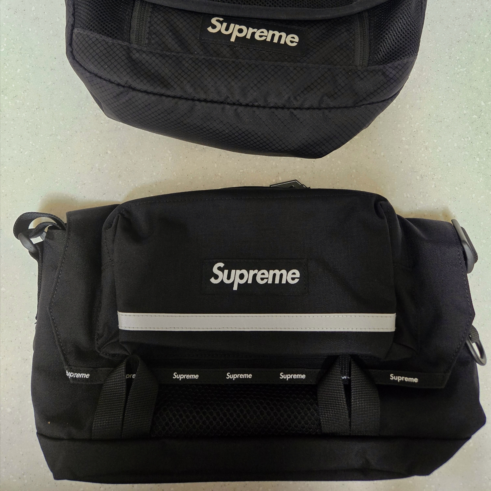 Supreme Messenger Bag Black - 24FW, Supreme Small Messenger Bag Black - 22SS 착용 스타일