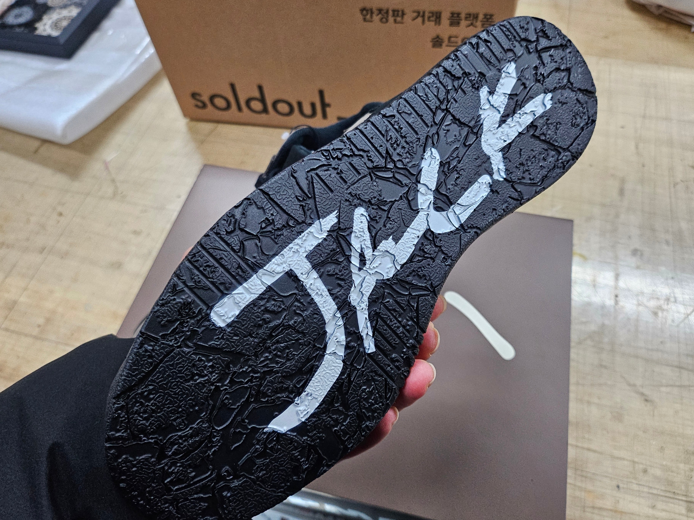 Jordan x Travis Scott Jumpman Jack TR Black and Dark Mocha 착용 스타일 - 3