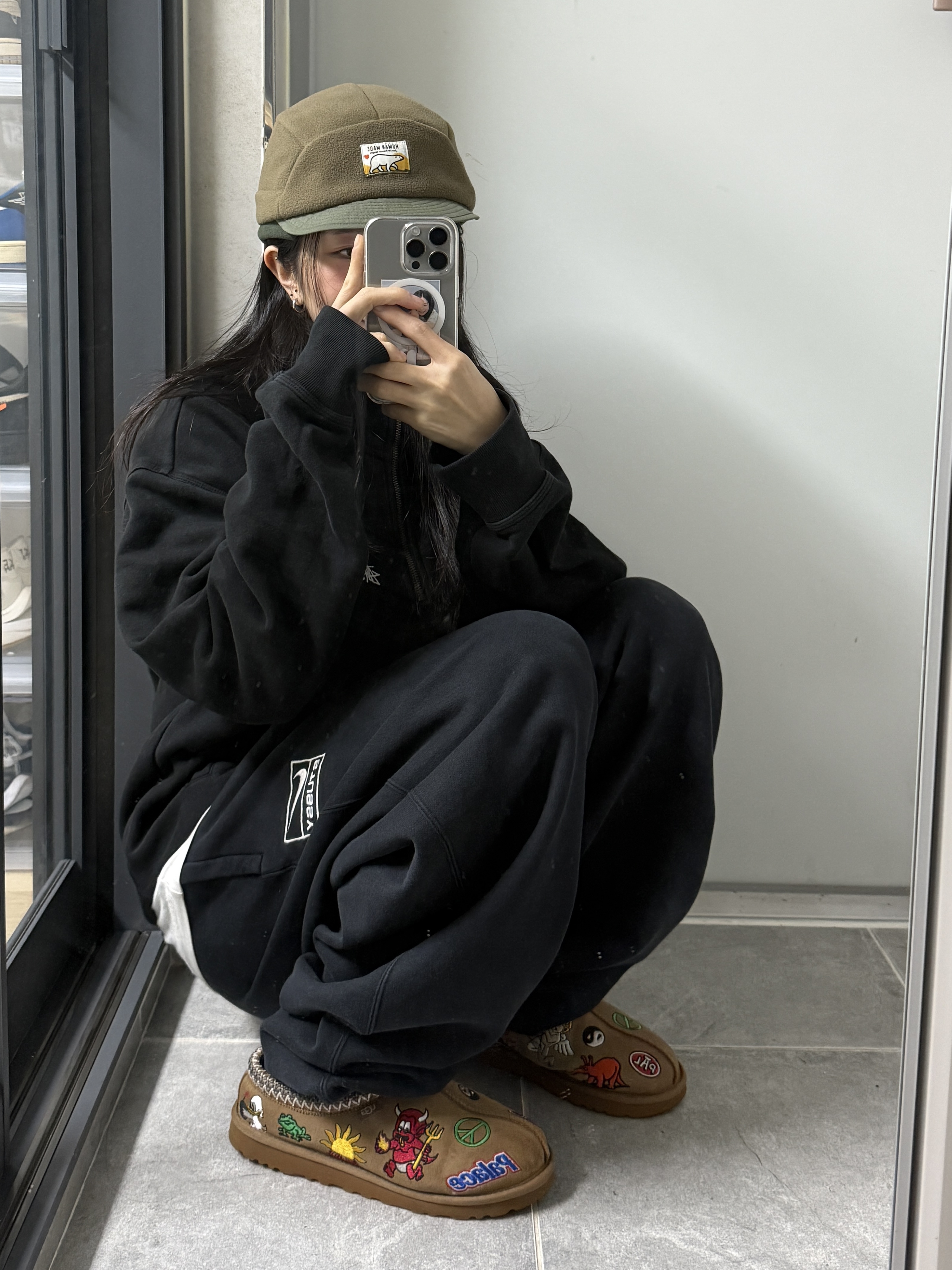 Nike x Stussy NRG RA Washed Fleece Pants Black (DN4030-010), UGG x Palace Tasman Slipper Chestnut 착용 스타일 - 2