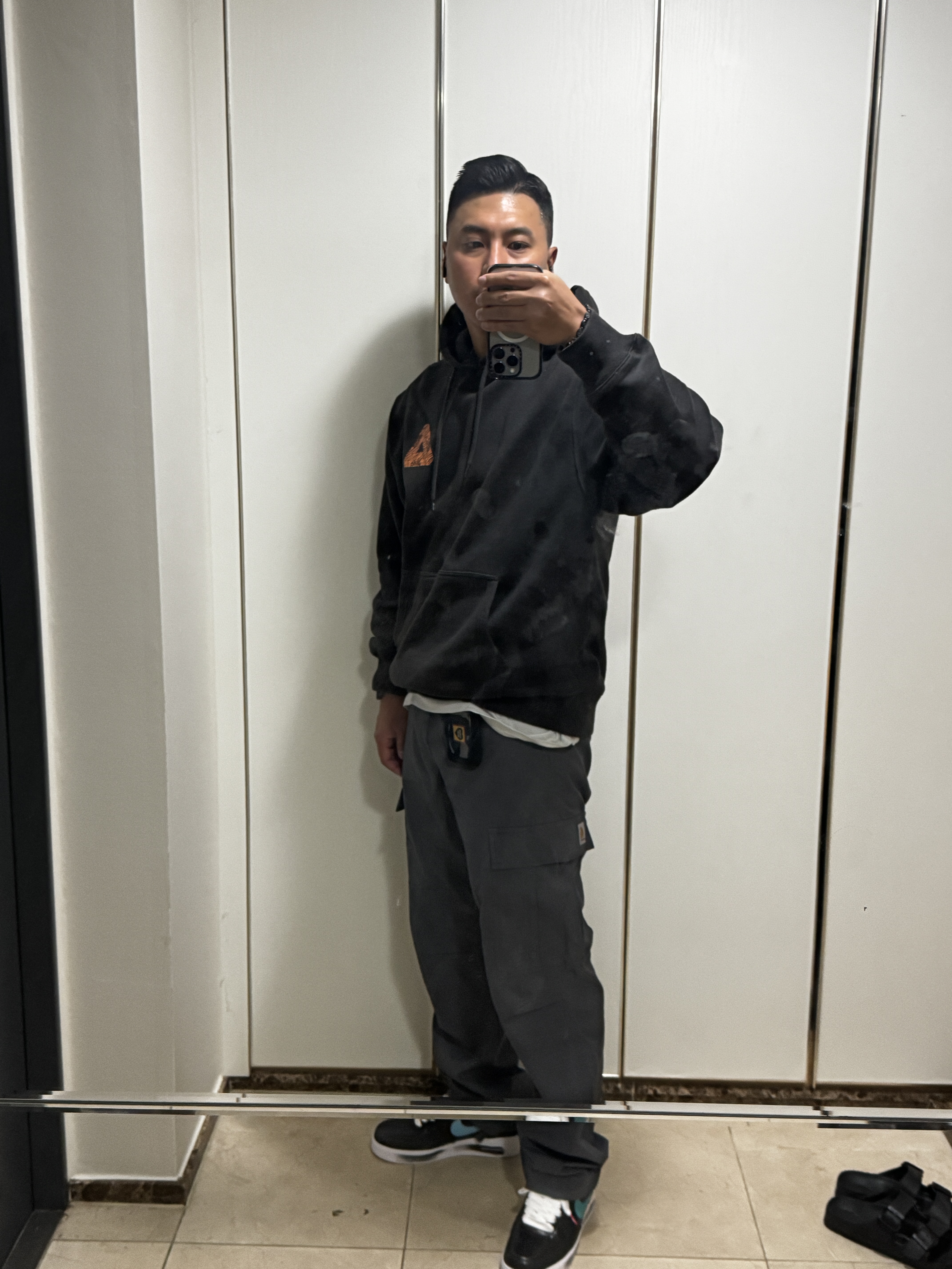 Palace Korea Hoodie Black - 24SS, Human Made Military Card Case Black 착용 스타일 - 2