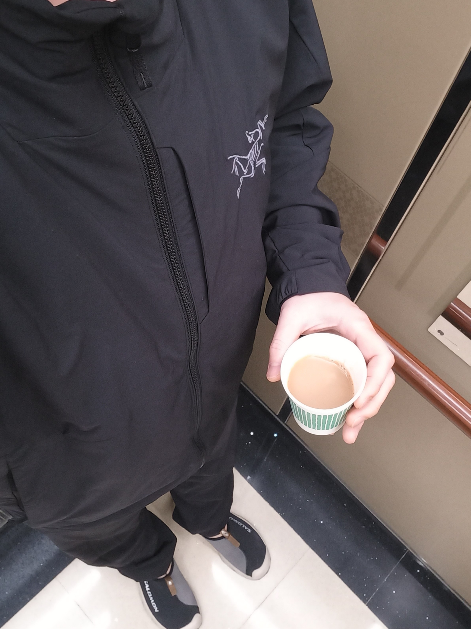 Arc'teryx Allium Insulated Jacket Black, Salomon RX Slide 3.0 Black Plum Kitten 착용 스타일 - 1