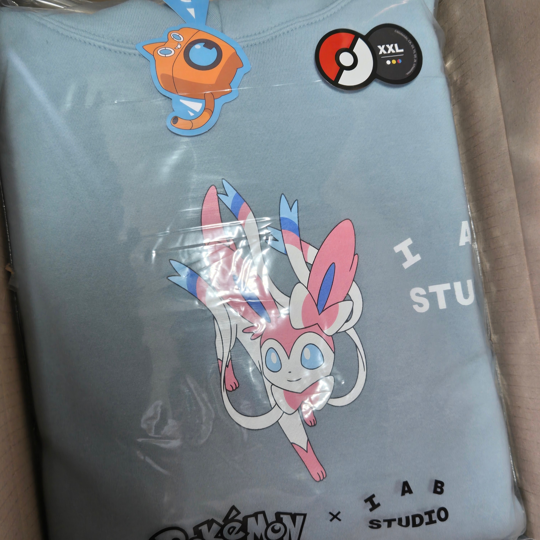 IAB Studio x Pokemon Sylveon Hoodie Sky Blue White 착용 스타일