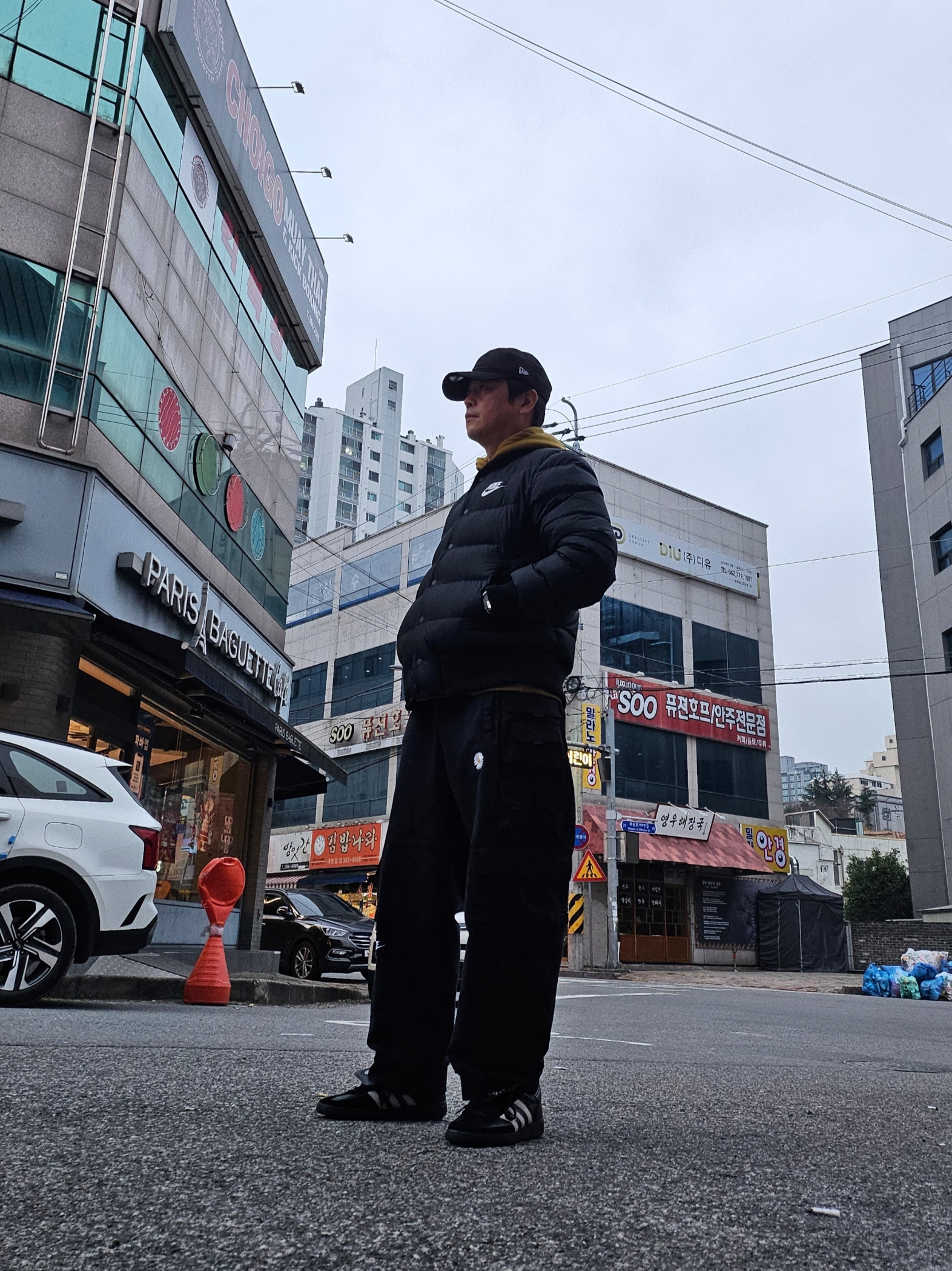 Darkr8m Studio x New Era Unstructured Ball Cap Black, Adidas Spezial Handball Core Black Cloud White 착용 스타일 - 1