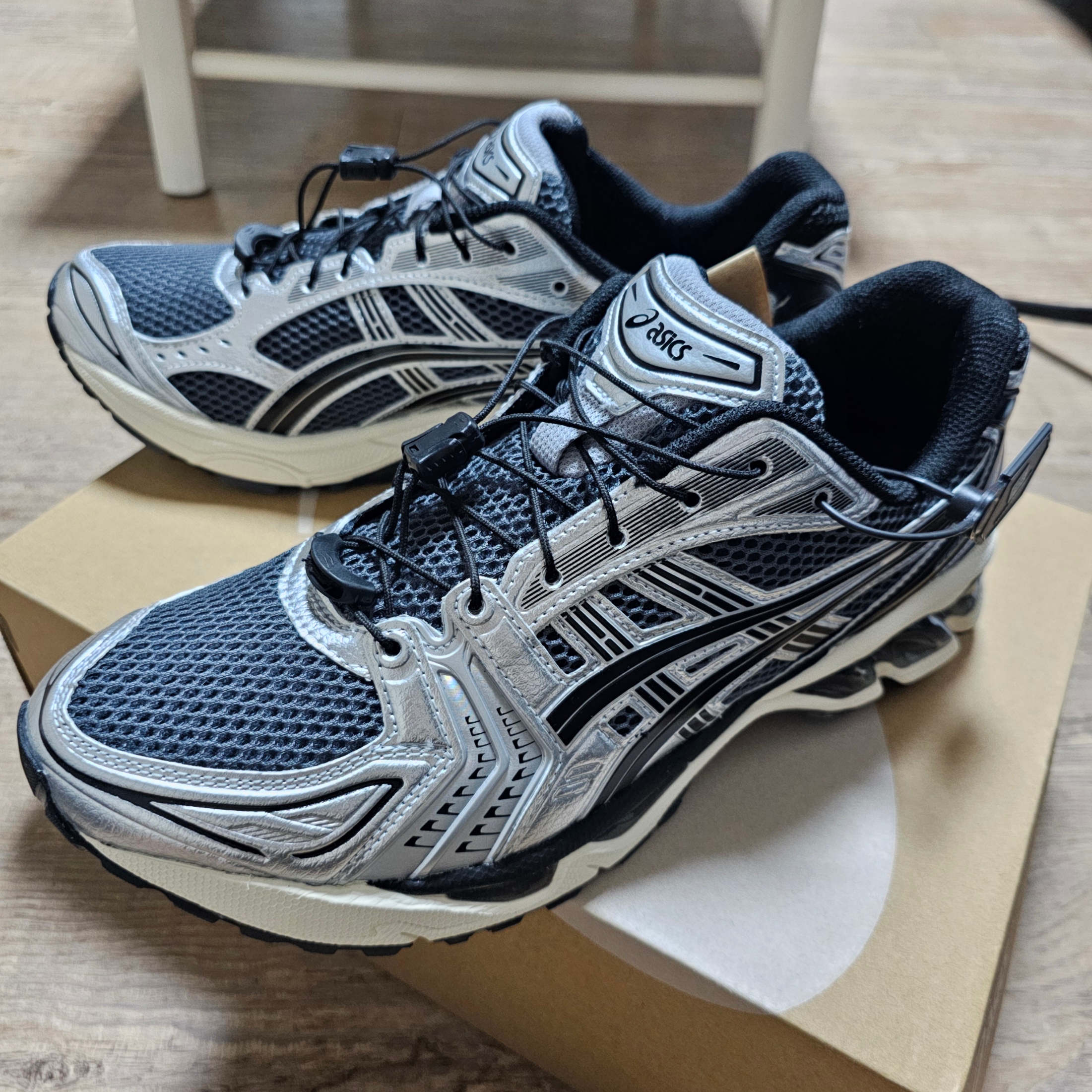 Asics Unlimited Gel-Kayano 14 Carrier Grey Black 착용 스타일