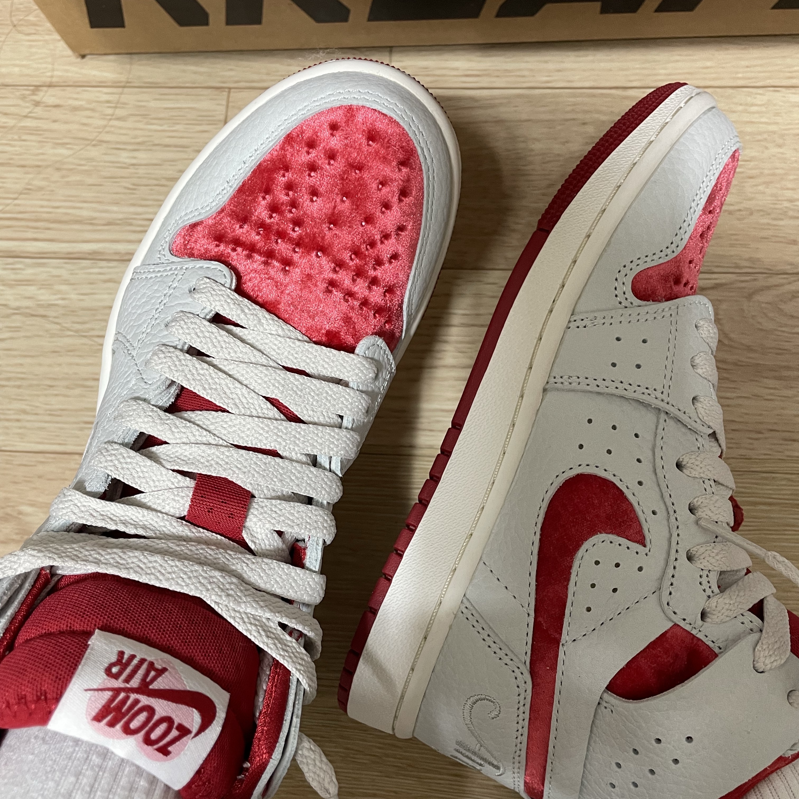 (W) Jordan 1 Zoom Air CMFT 2 Valentine's Day 착용 스타일 - 2