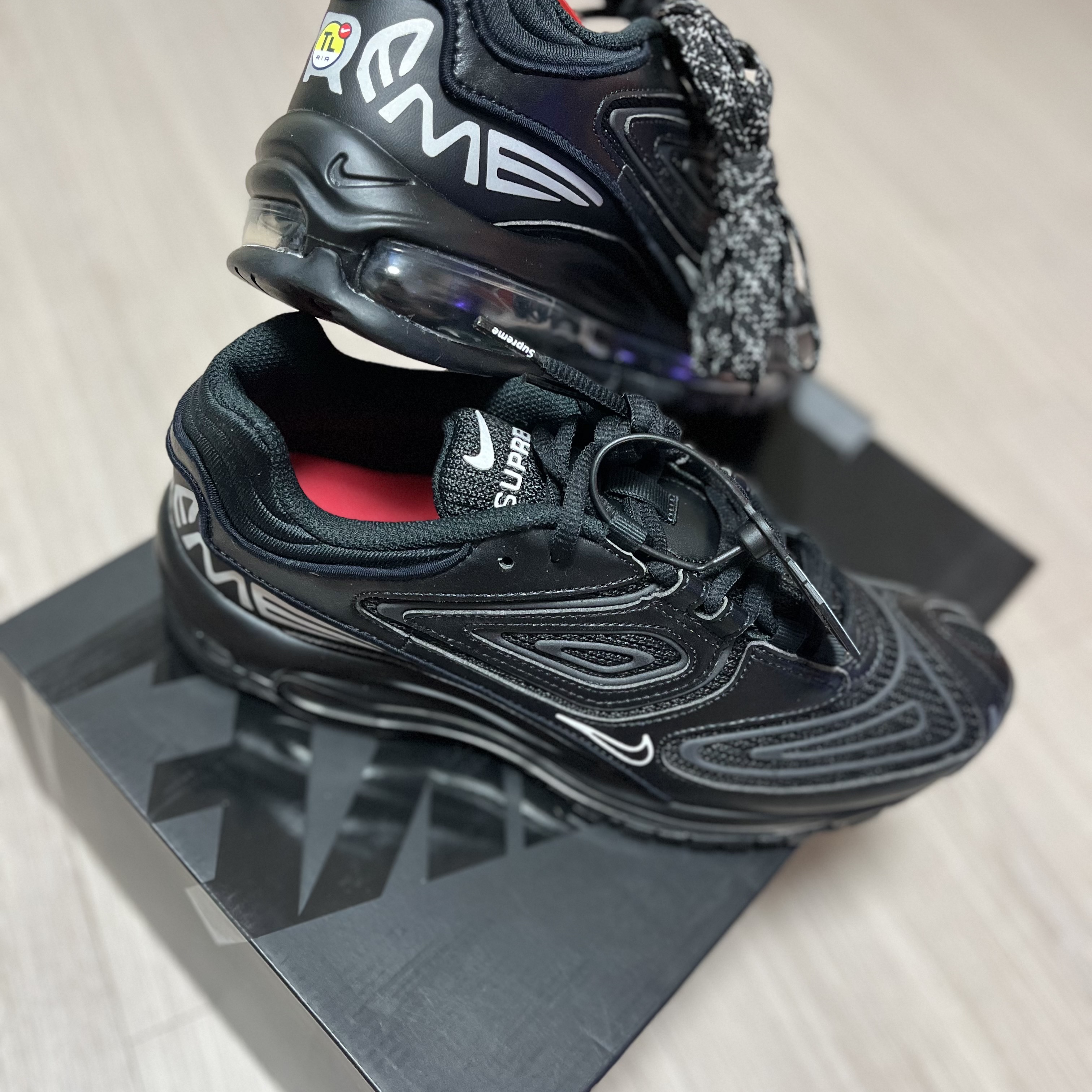 Nike x Supreme Air Max 98 TL Black 착용 스타일 - 1
